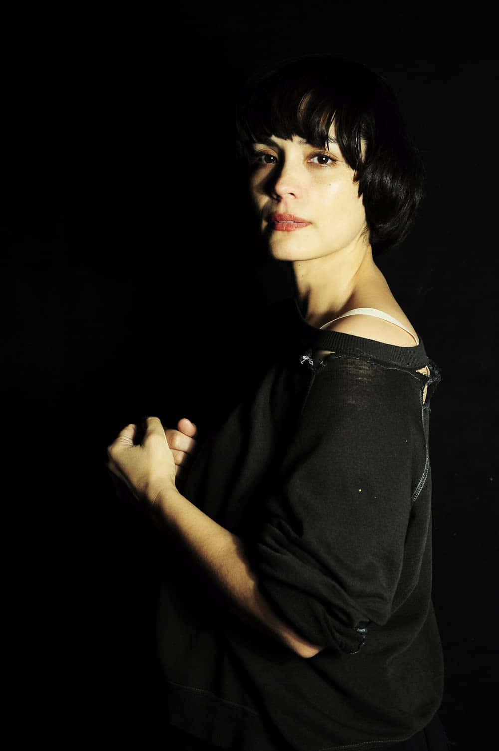 Shannyn Sossamon, short dark hair, shadowed studio light, HD Phone Wallpaper