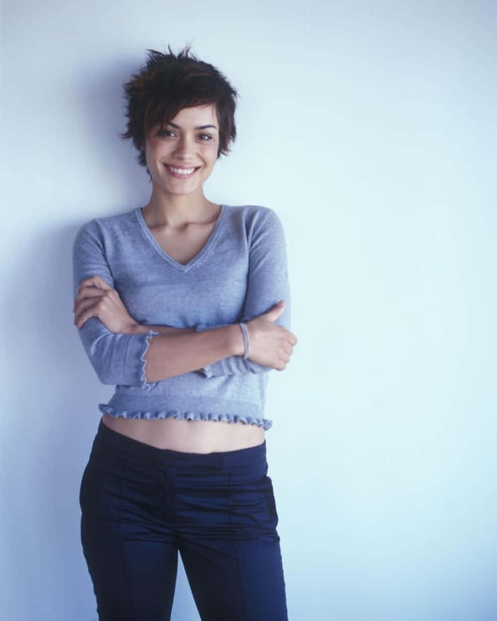 Shannyn Sossamon, short dark hair, light blue wall, SD Phone Wallpaper
