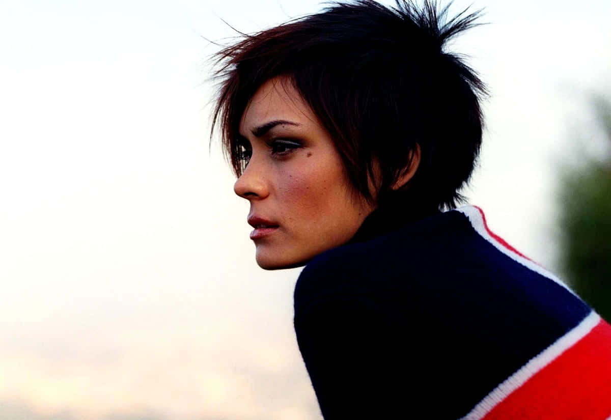 Shannyn Sossamon, short dark hair, intense gaze, SD Desktop Wallpaper
