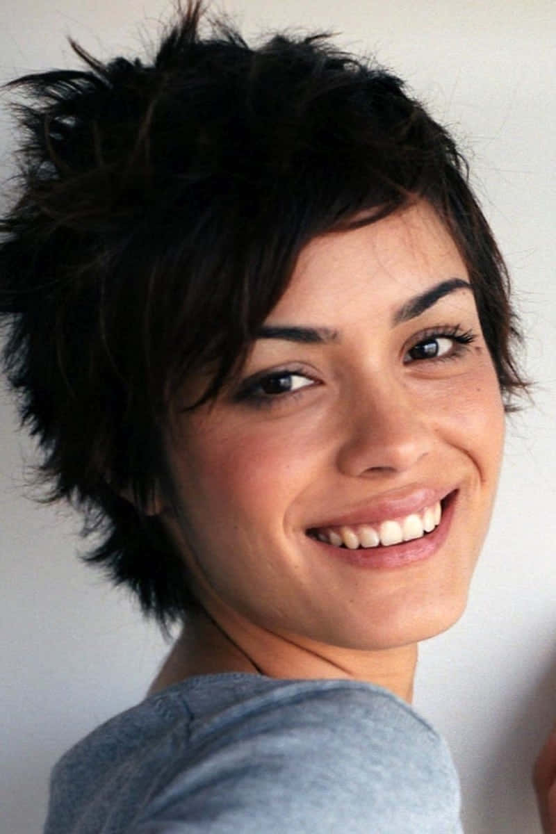 Shannyn Sossamon, short dark spiky hair, smiling brightly, SD Phone Wallpaper