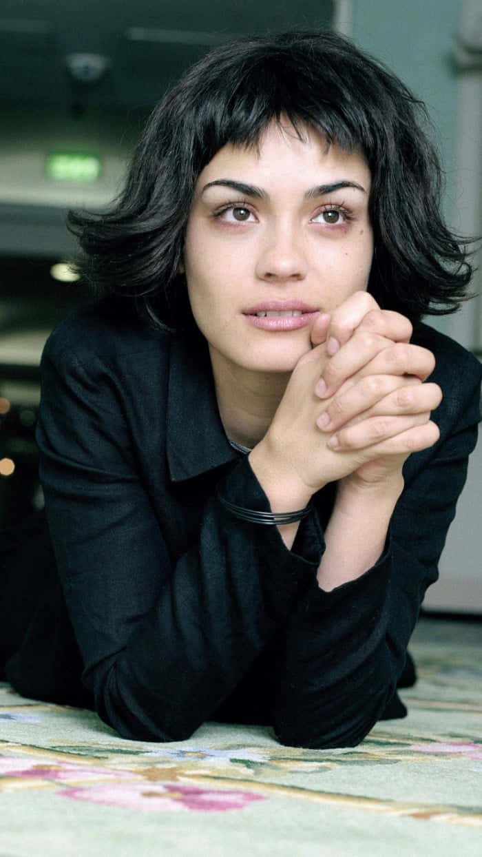 Shannyn Sossamon, dark hair, clasped hands, SD Phone Wallpaper