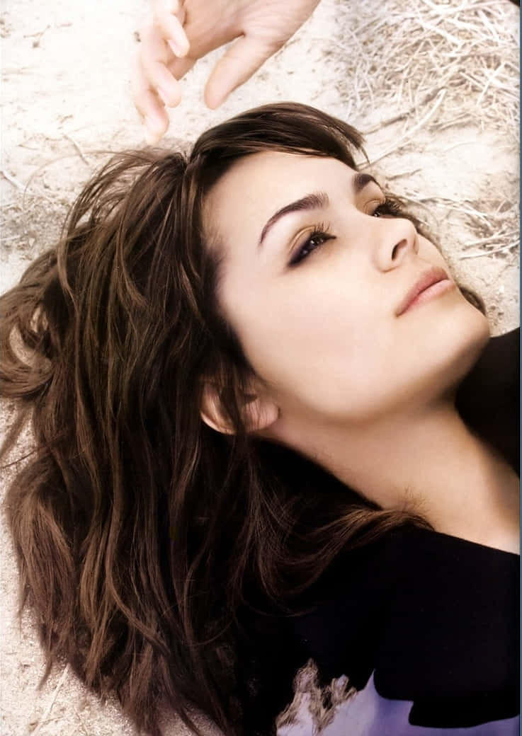 Shannyn Sossamon, brown hair, dry grass, SD Phone Wallpaper