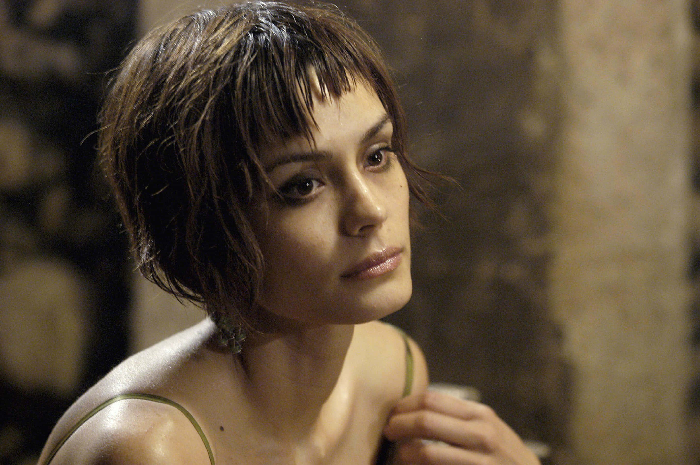 Shannyn Sossamon, wet short hair, dimly lit stone-walled room, 2K Desktop Wallpaper
