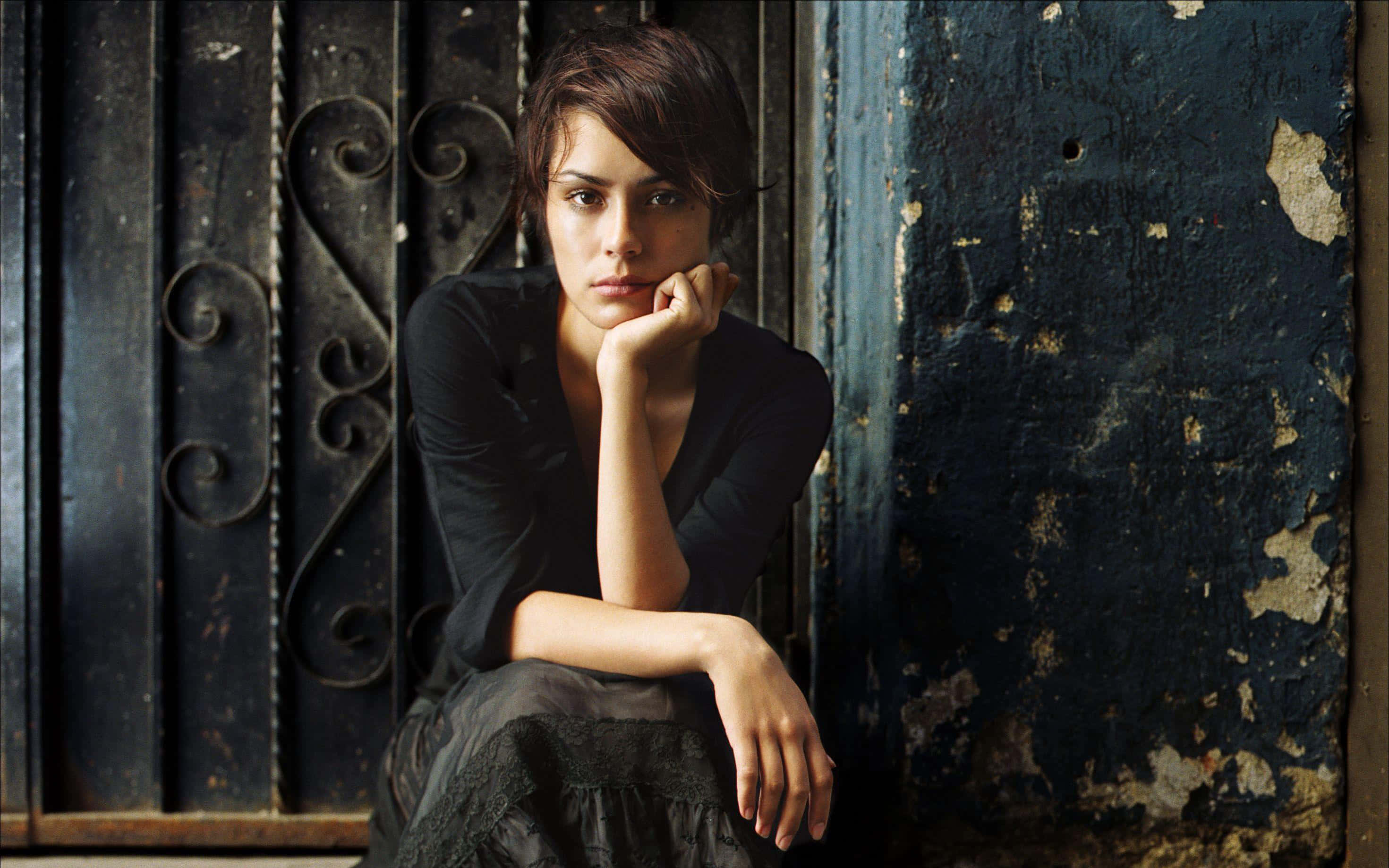 Shannyn Sossamon, dark clothing, weathered blue door, 2K Desktop Wallpaper