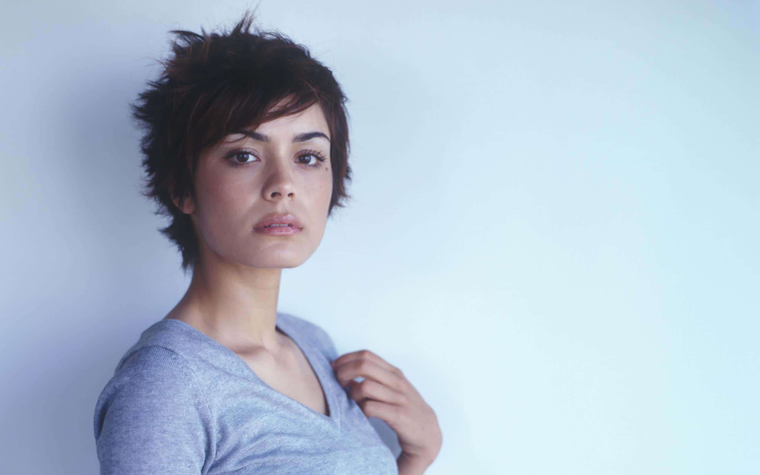 Shannyn Sossamon, gray shirt, short dark hair, 2K Desktop Wallpaper