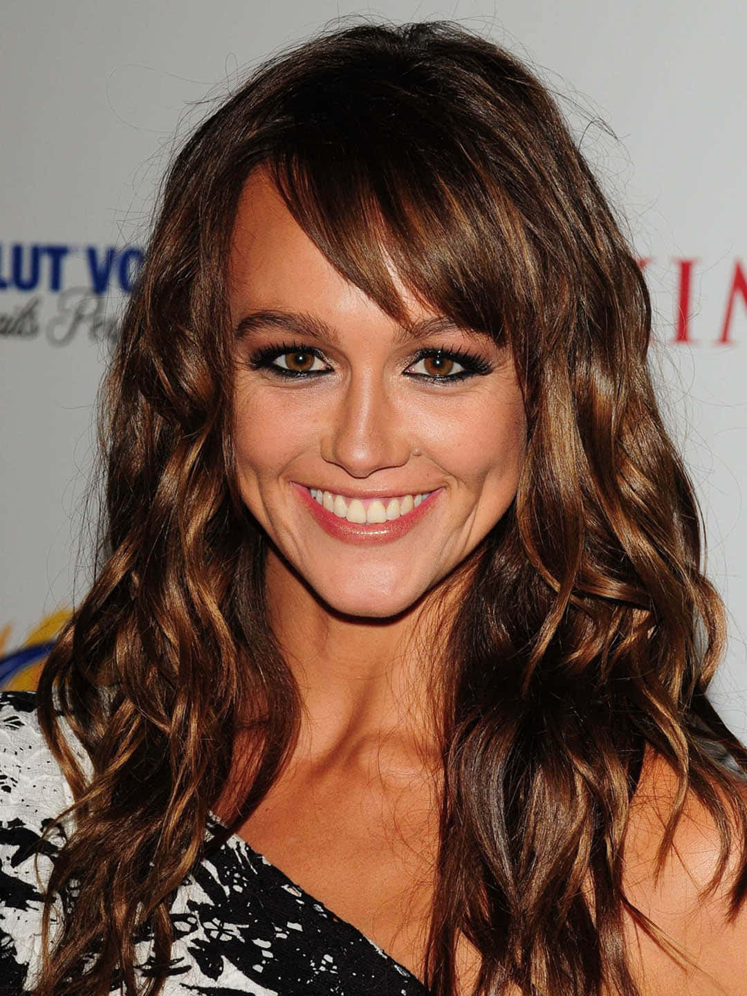 Sharni Vinson, smiling portrait, long wavy brown hair, HD Phone Wallpaper