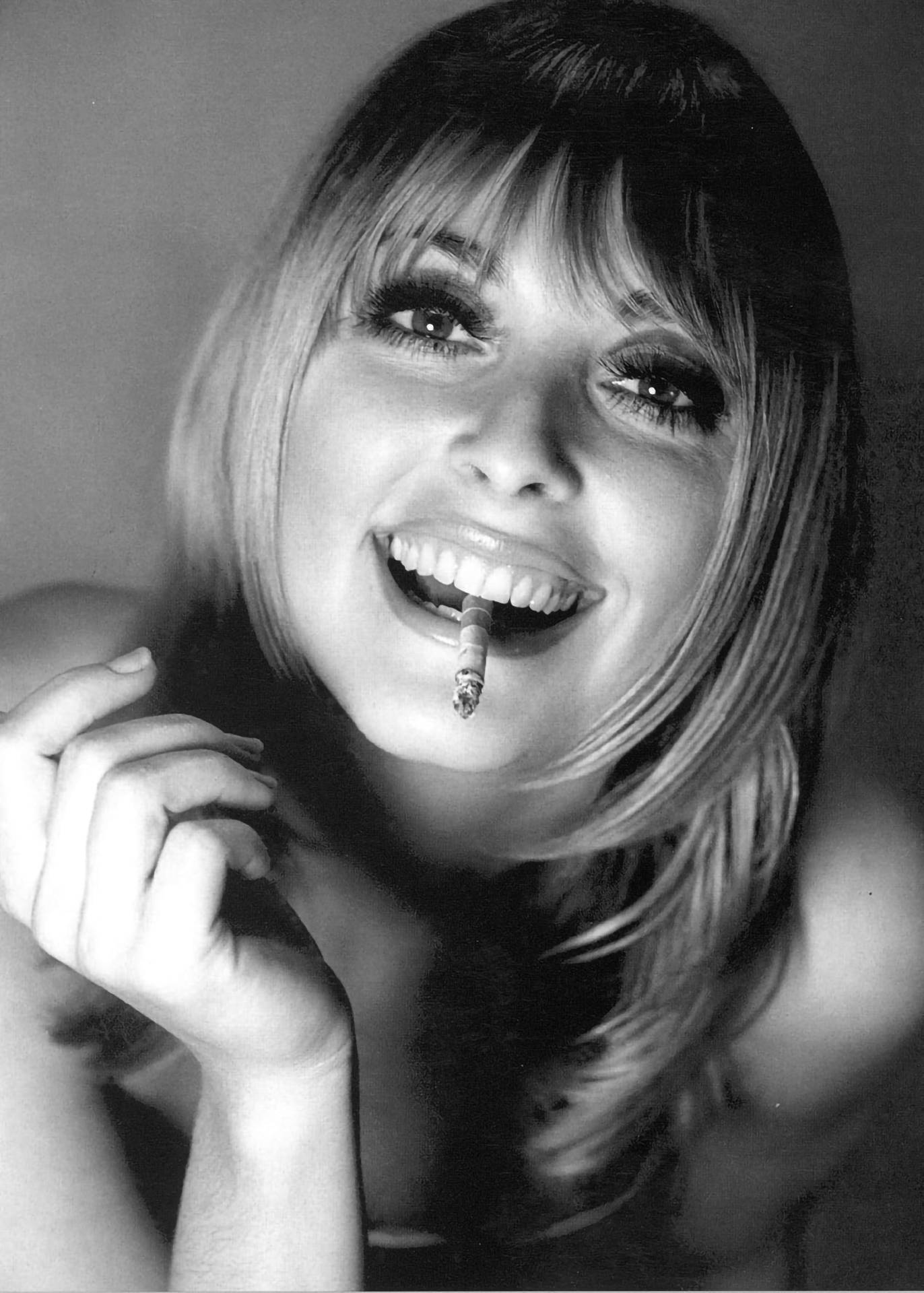Sharon Tate, cigarette, black and white portrait, Full HD Phone Wallpaper