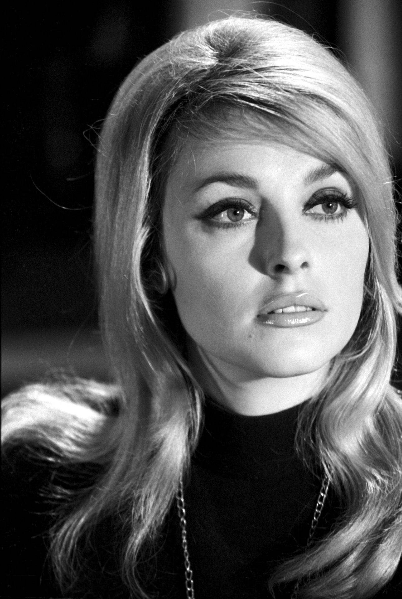 Sharon Tate, sixties, black and white portrait, Full HD Phone Wallpaper