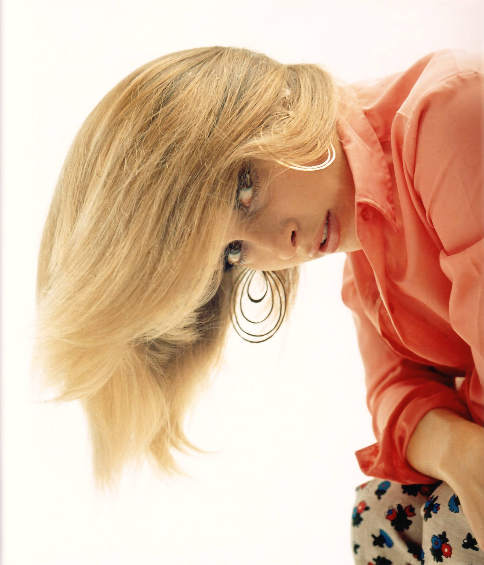 Sharon Tate, blonde woman, large hoop earrings, Full HD Phone Wallpaper
