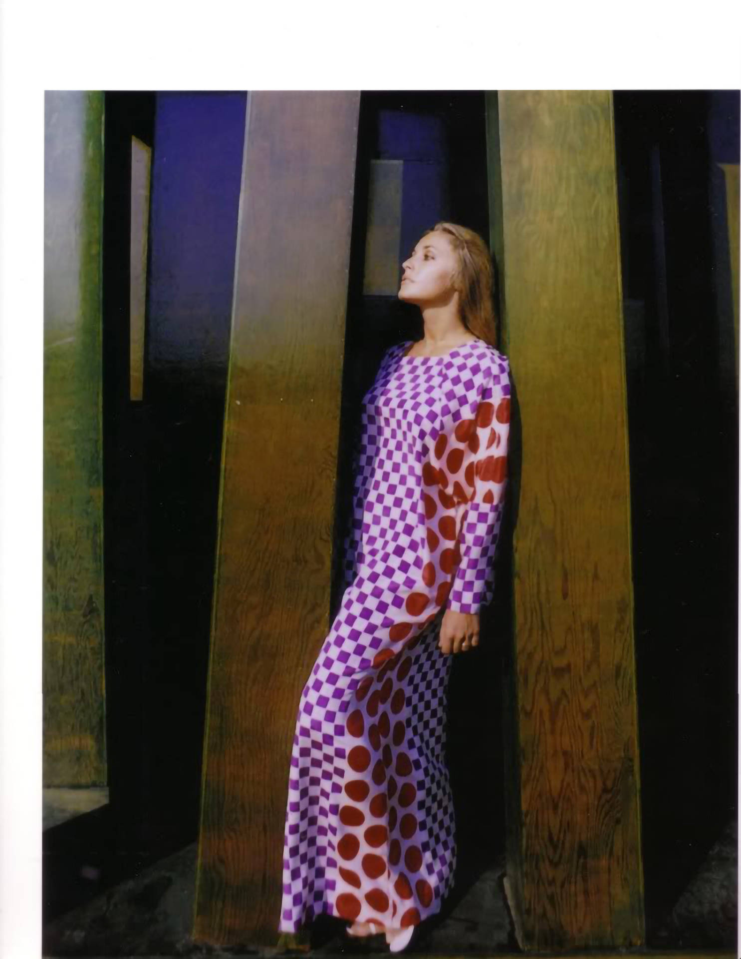Sharon Tate, sixties hippie dress, purple and red patterned dress, Full HD Phone Wallpaper