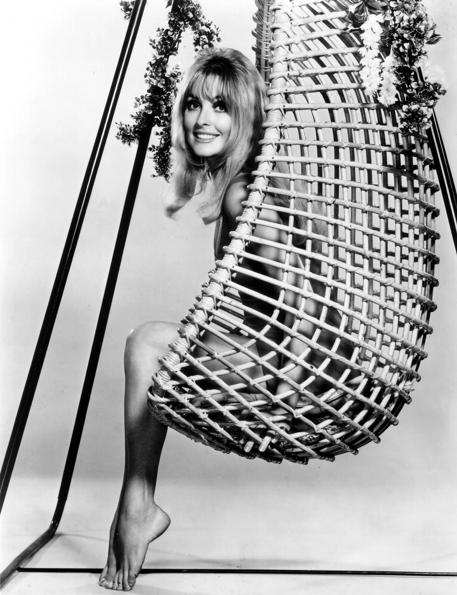 Sharon Tate, tiptoe on swing, wicker chair, Full HD Phone Wallpaper