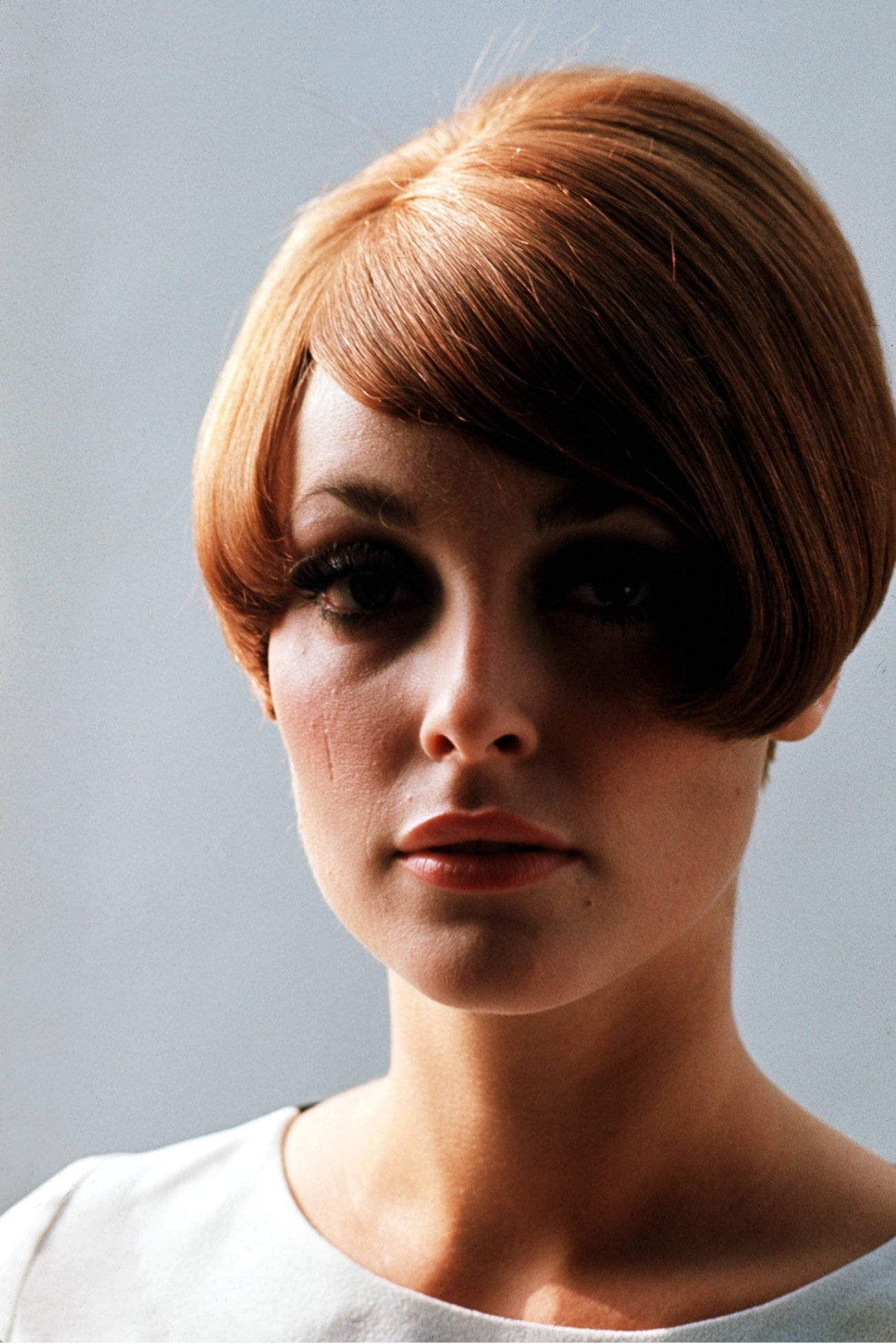 Sharon Tate, auburn bob, chic reddish-brown bob haircut, Full HD Phone Wallpaper
