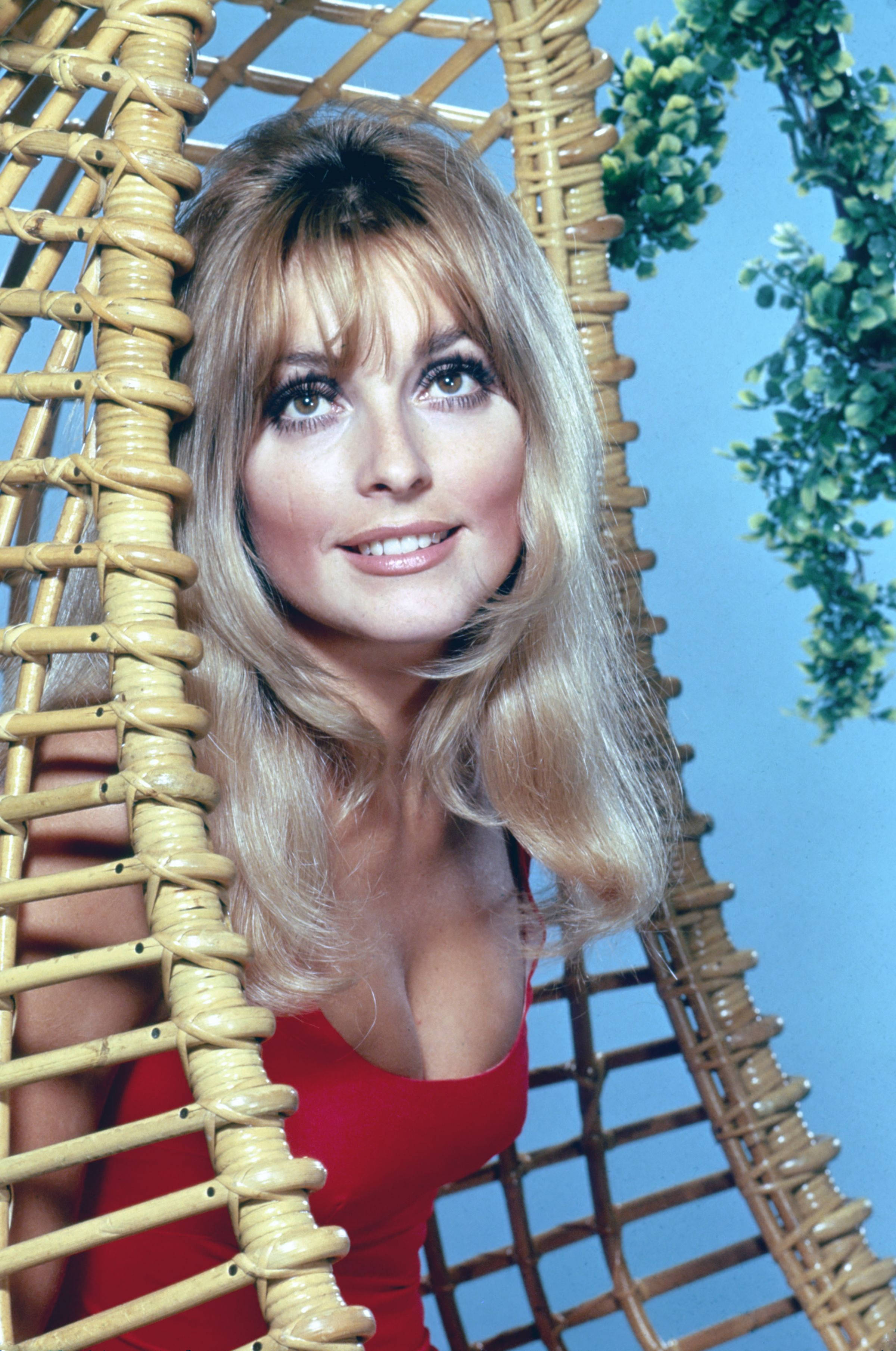 Sharon Tate, red swimsuit, wicker chair, 2K Phone Wallpaper
