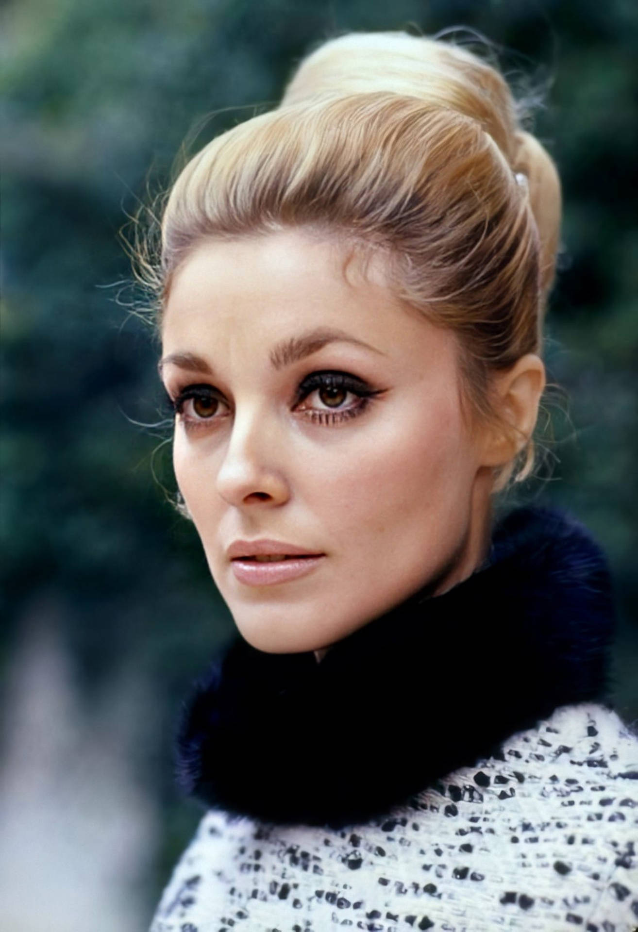 Sharon Tate, high bun, dark eyeliner, Full HD Phone Wallpaper