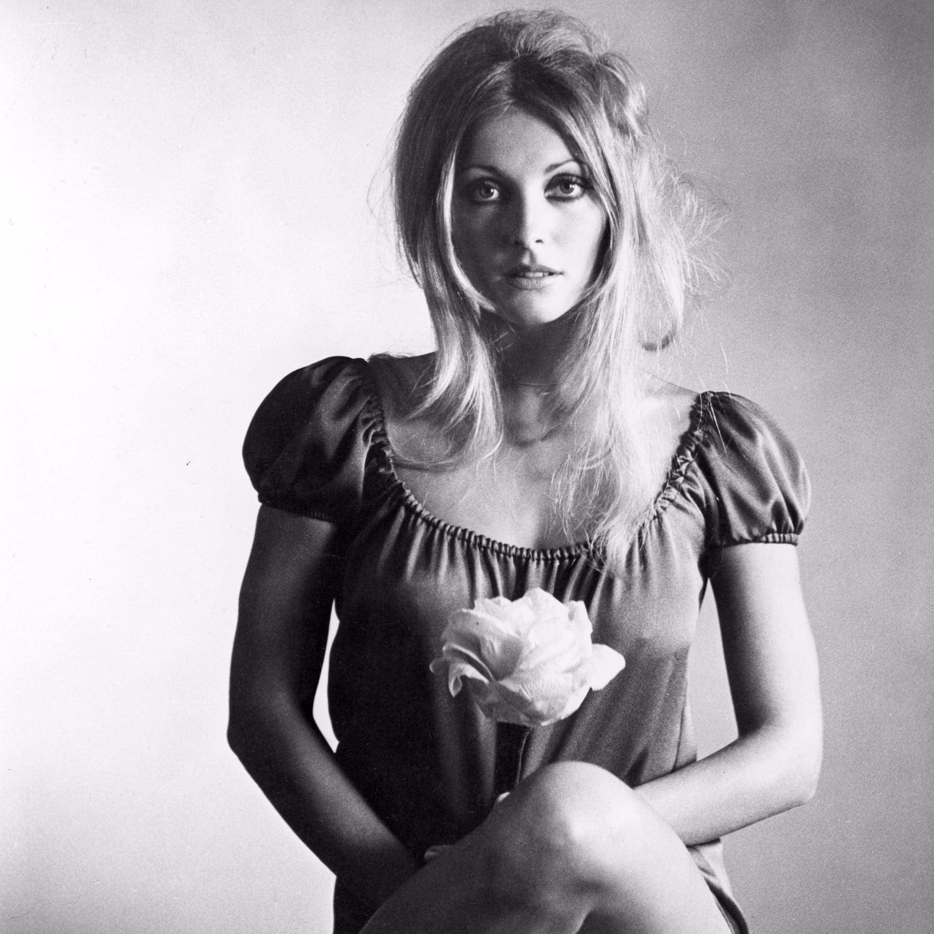 Sharon Tate, white flower, black and white portrait, HD Desktop Wallpaper