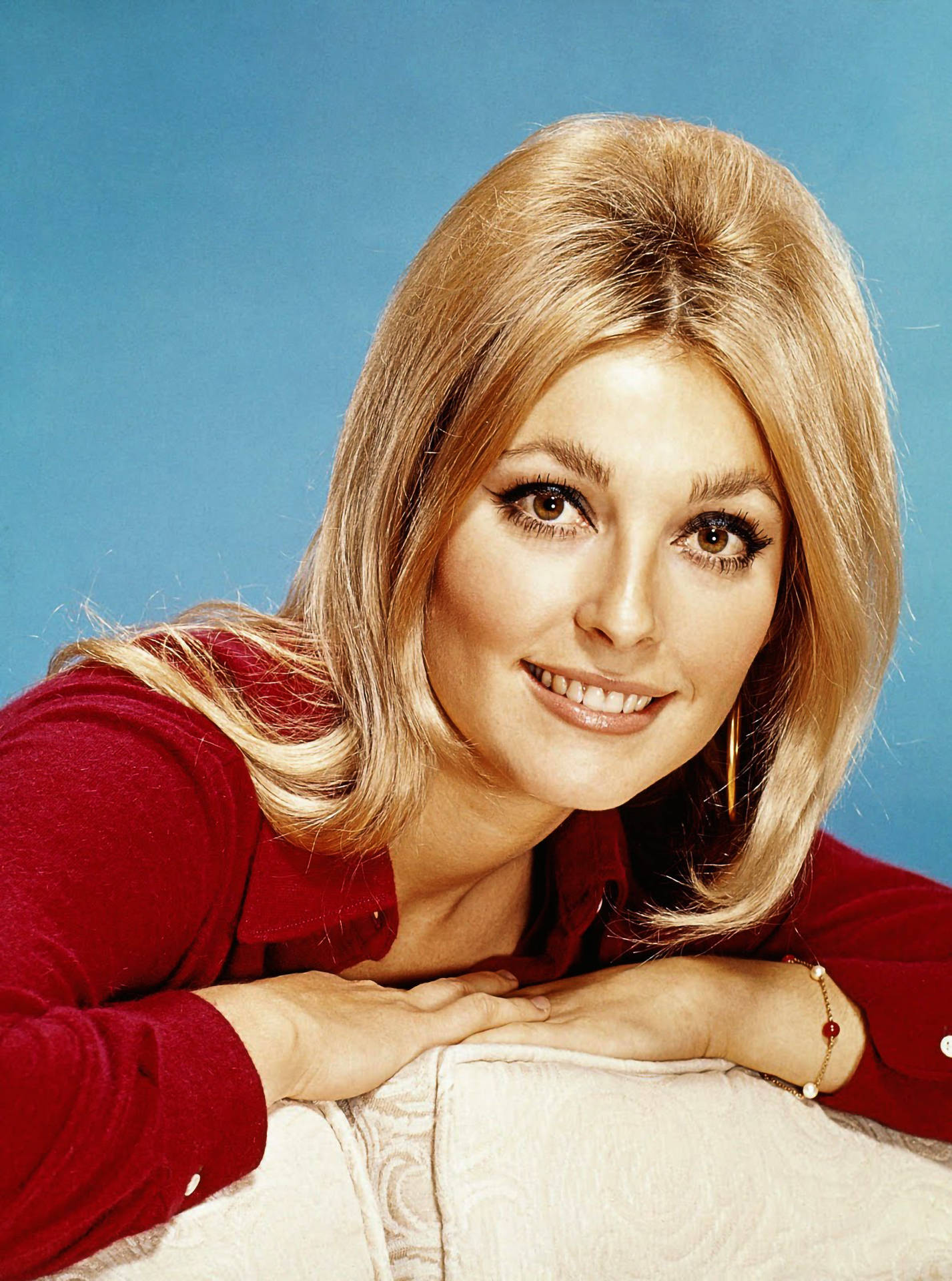 Sharon Tate, red blouse, blue studio backdrop, Full HD Phone Wallpaper