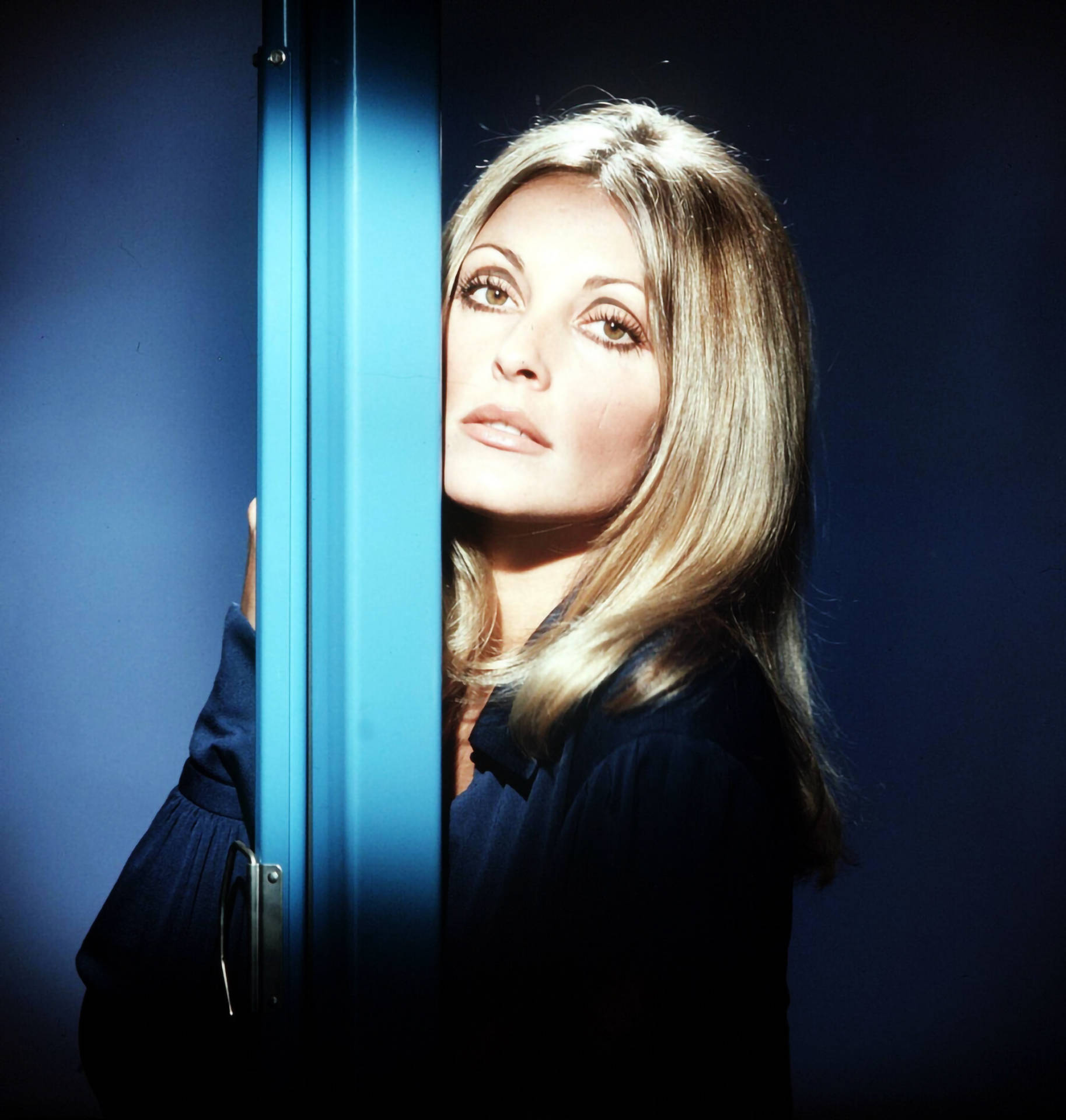 Sharon Tate, blonde woman, bright blue door frame, Full HD Phone Wallpaper