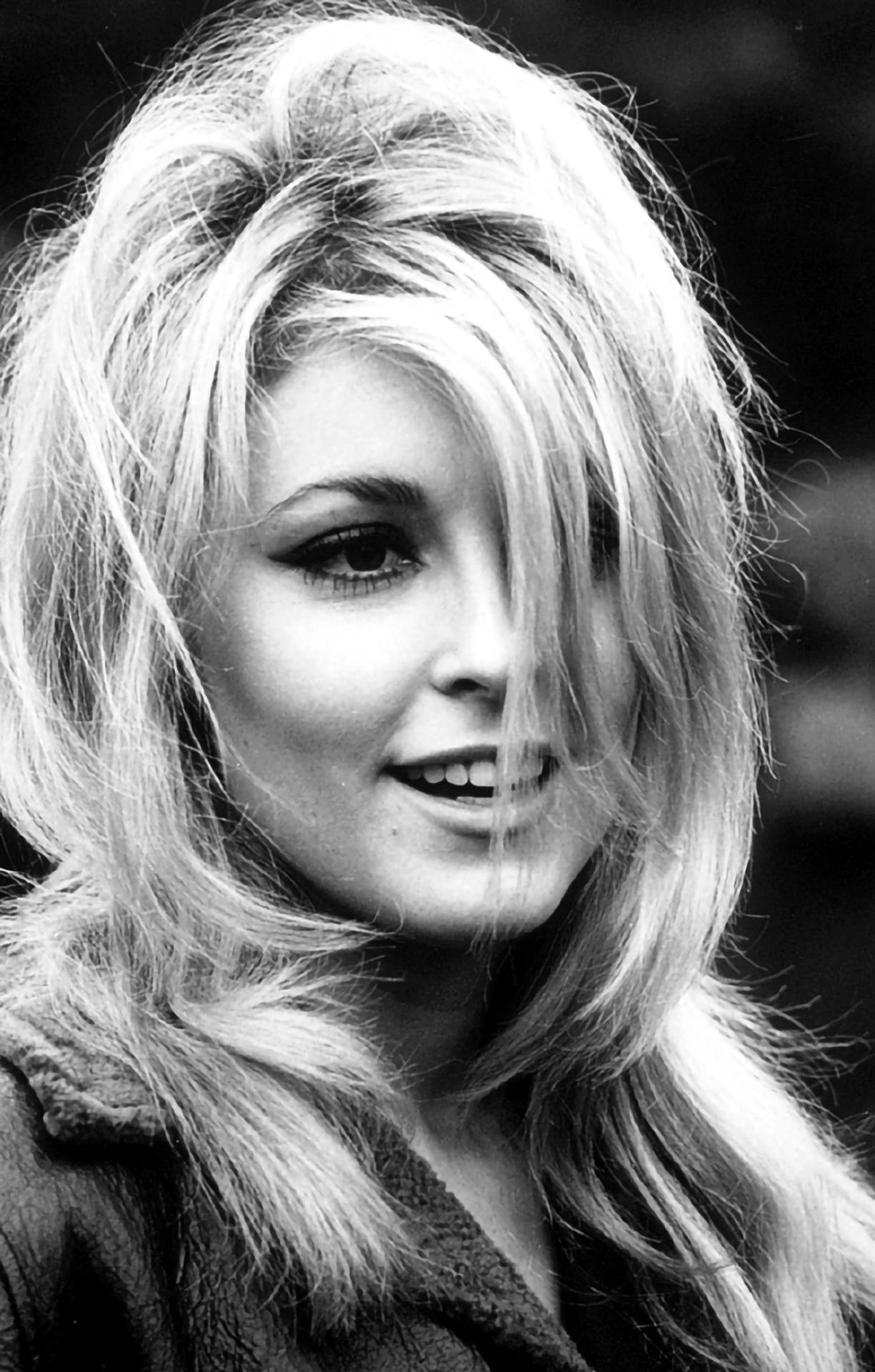 Sharon Tate, disheveled hair, black and white, Full HD Phone Wallpaper