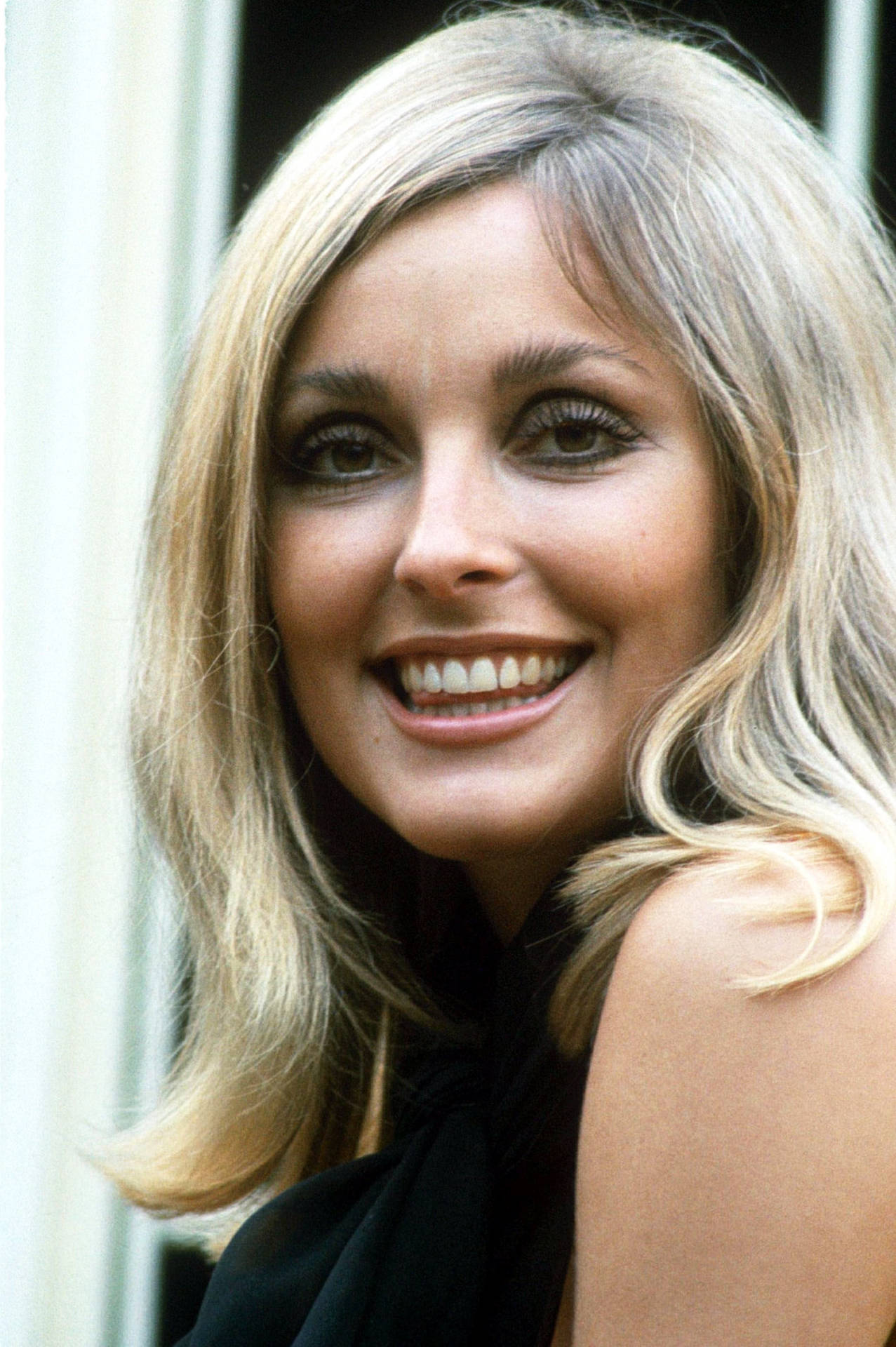 Sharon Tate, blonde, bright smile, Full HD Phone Wallpaper