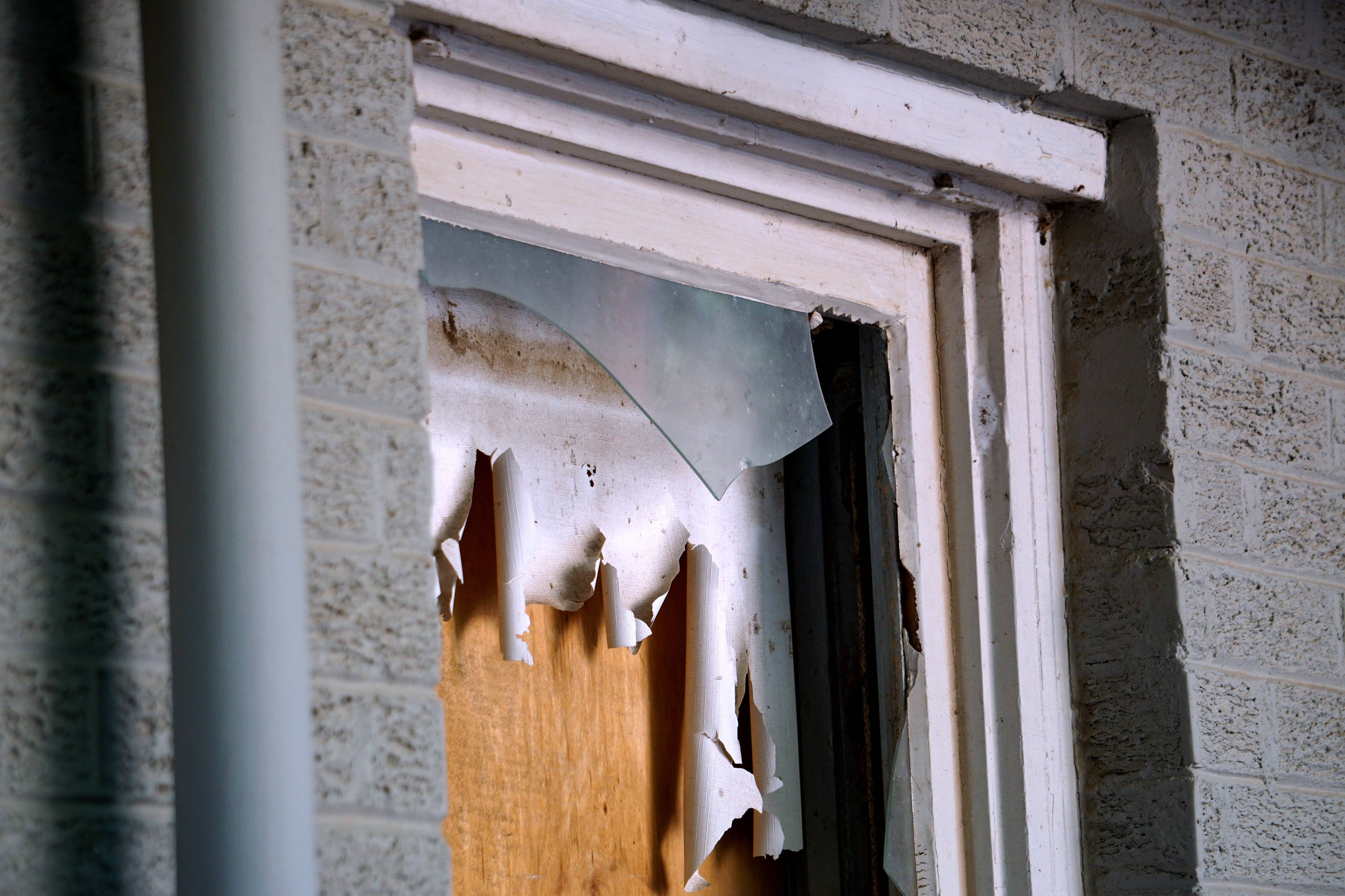 sharp shards, broken window, peeling white paint, 4K Desktop Wallpaper