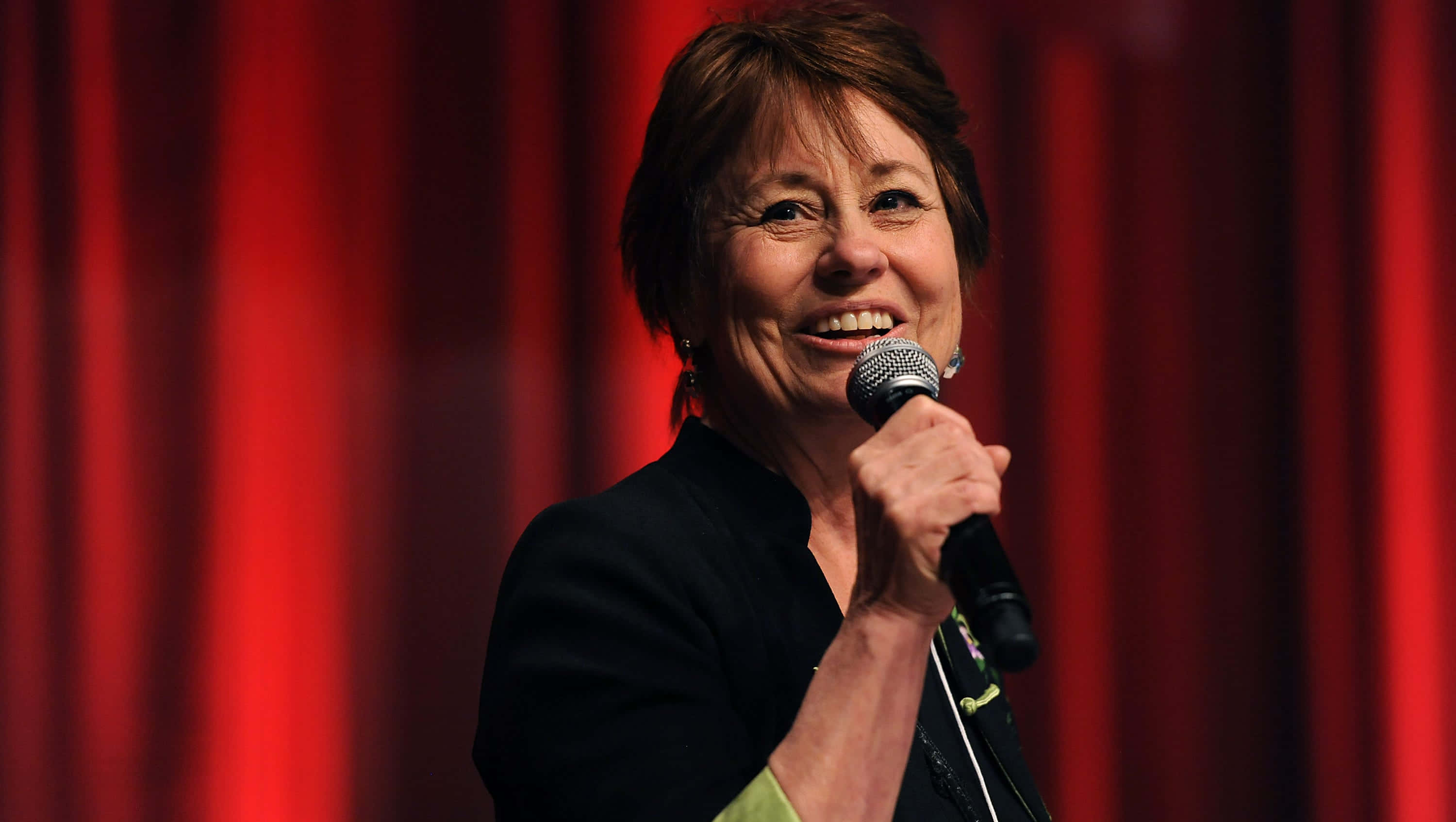 Sharron Angle, microphone, rich red curtain, 2K Desktop Wallpaper