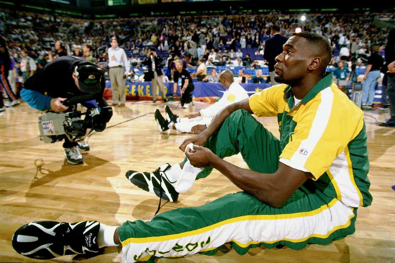 Shawn Kemp, green and yellow uniform, hardwood court, HD Desktop Wallpaper