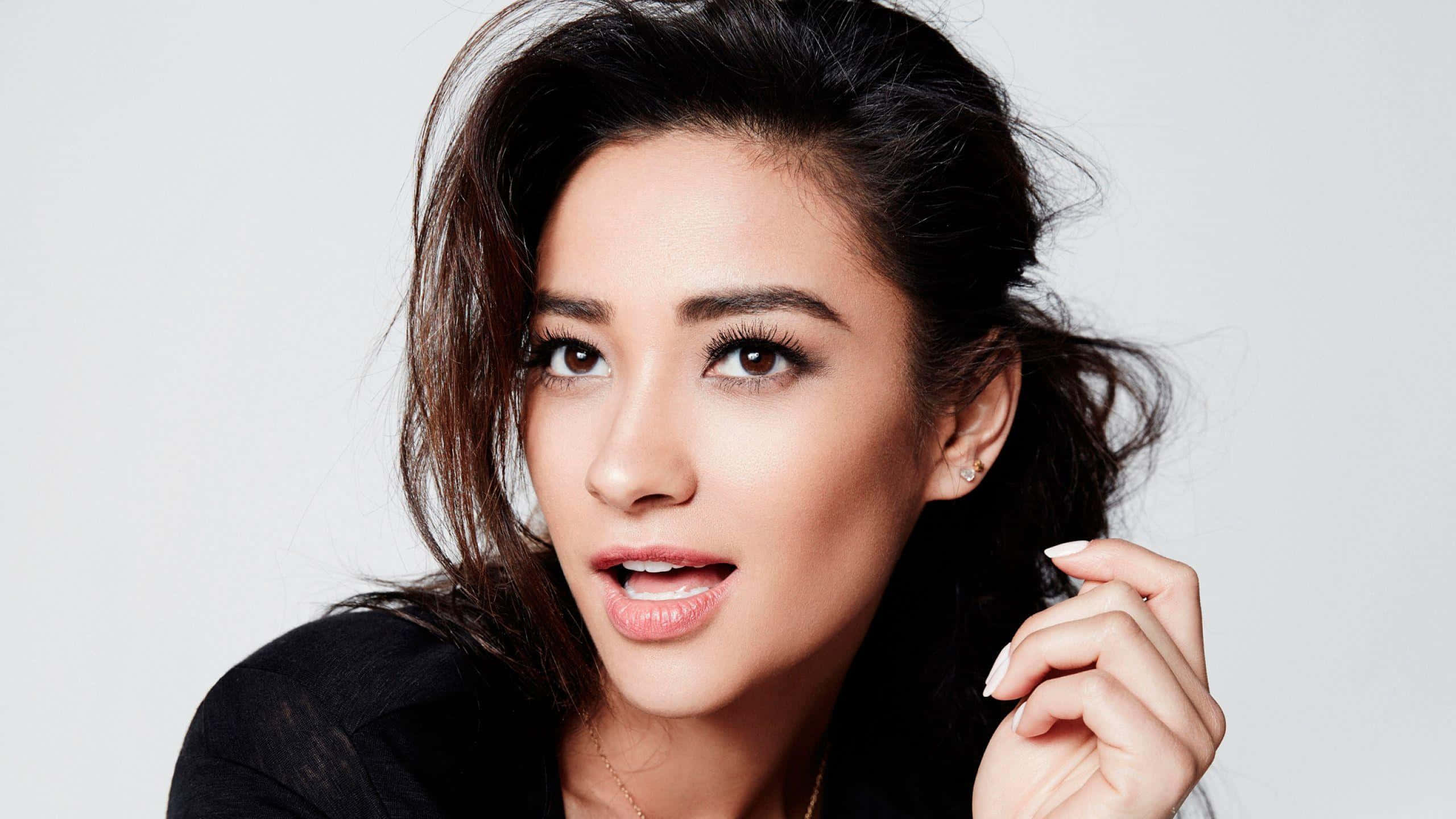 Shay Mitchell, dark hair, expressive eyes, 2K Desktop Wallpaper
