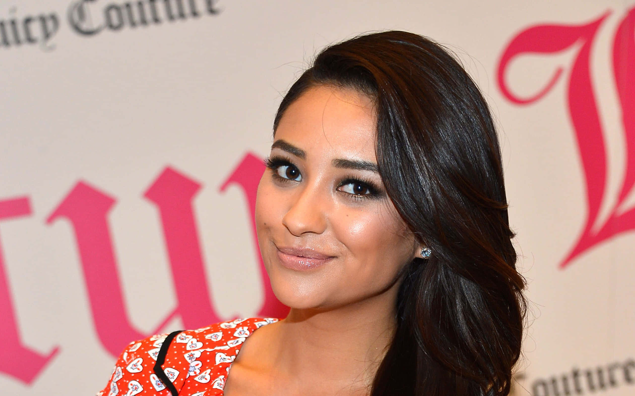 Shay Mitchell, heart-patterned top, pink logo backdrop, 2K Desktop Wallpaper