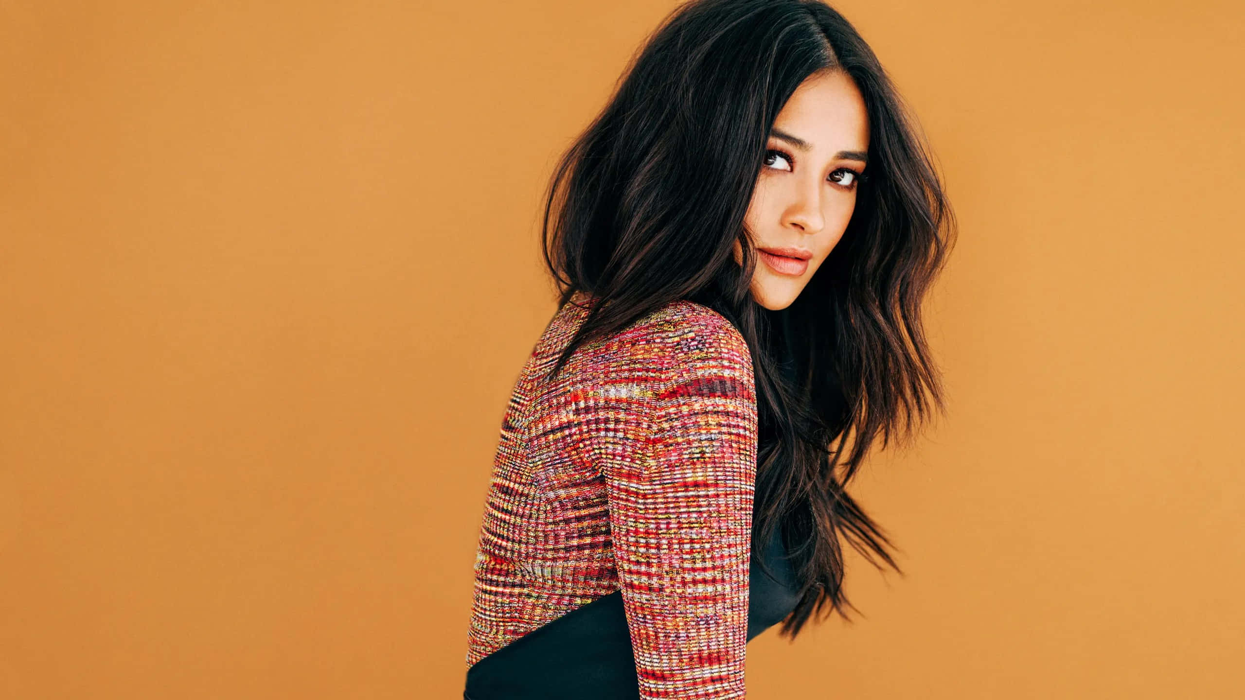 Shay Mitchell, dark wavy hair, colorful textured sweater, 2K Desktop Wallpaper