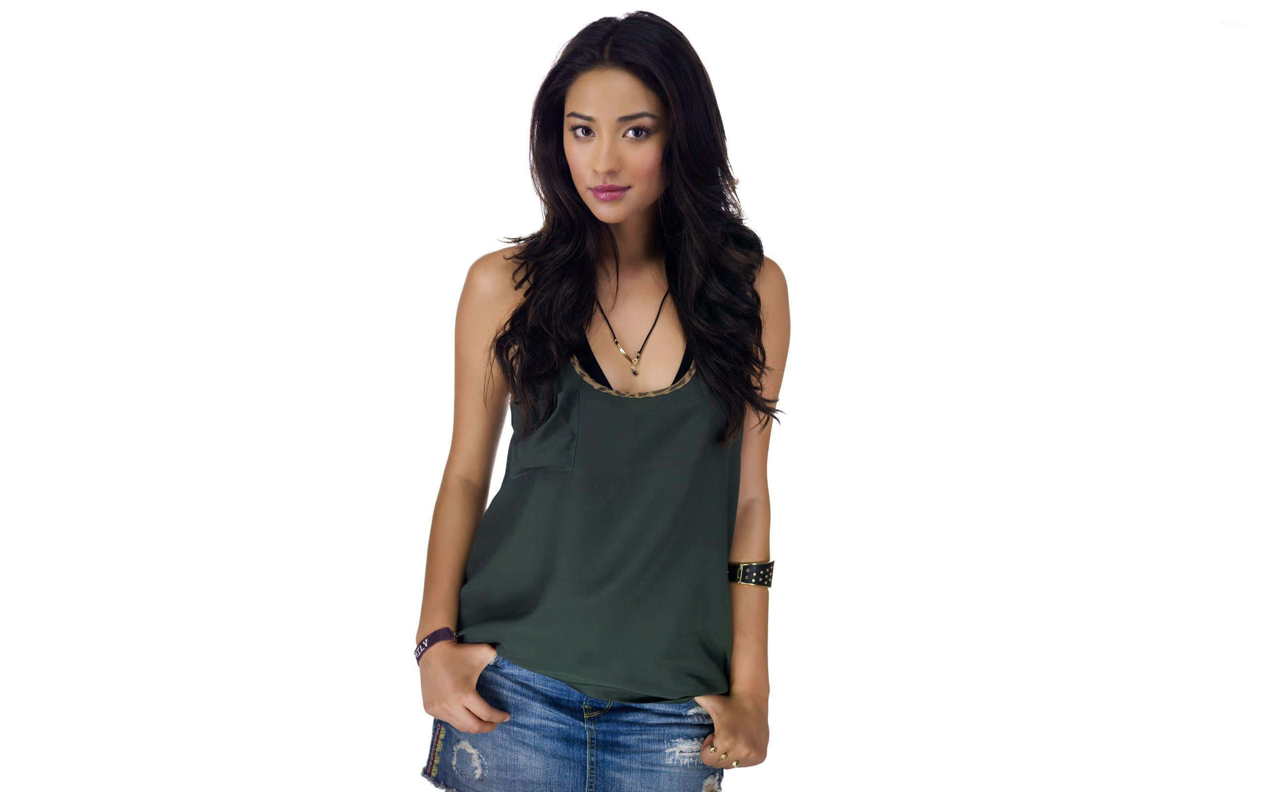 Shay Mitchell, green tank top, ripped jeans, 2K Desktop Wallpaper