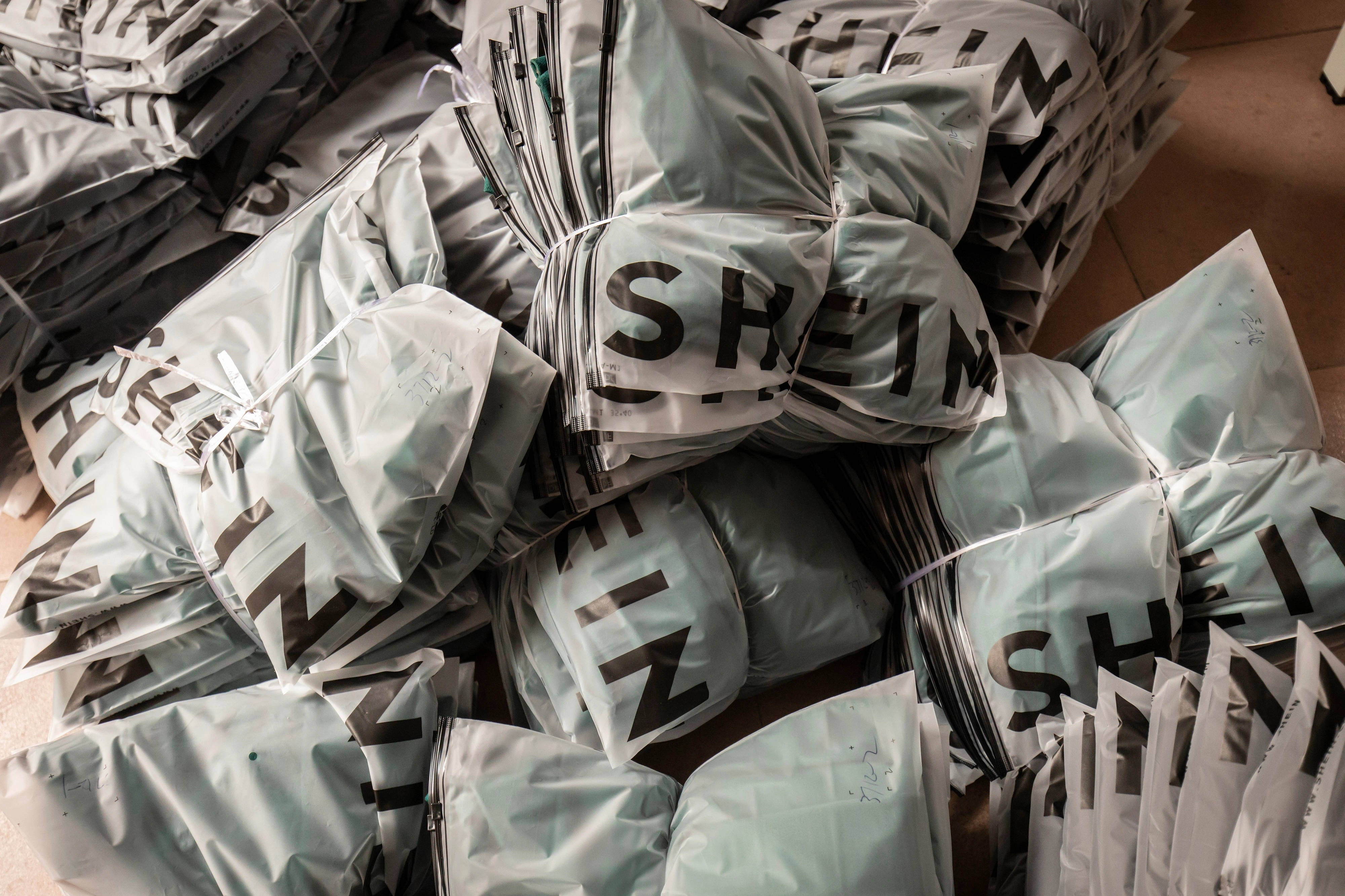 SHEIN, light gray, shipping bags, 4K Desktop Wallpaper