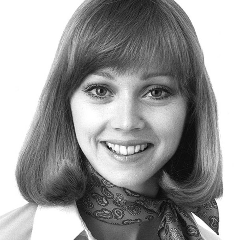 Shelley Long, bob haircut, paisley scarf, SD Desktop Wallpaper