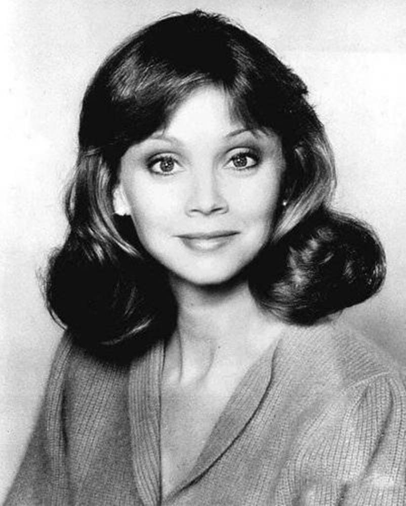 Shelley Long, vintage black and white portrait, voluminous shoulder-length hair, SD Phone Wallpaper