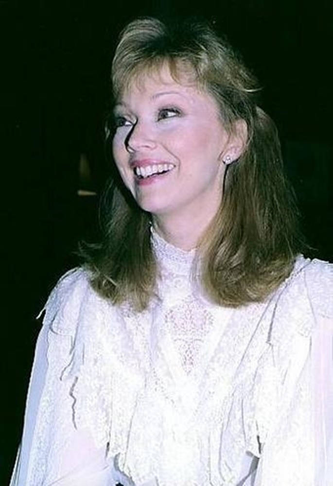 Shelley Long, blonde hair, pearl earrings, SD Phone Wallpaper