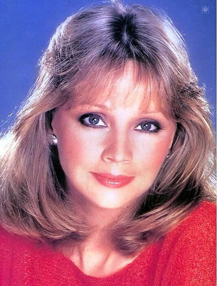 Shelley Long, voluminous blonde hair, bold makeup, SD Phone Wallpaper