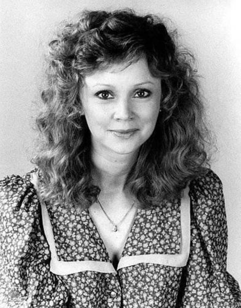 Shelley Long, black and white portrait, voluminous curly hair, SD Phone Wallpaper