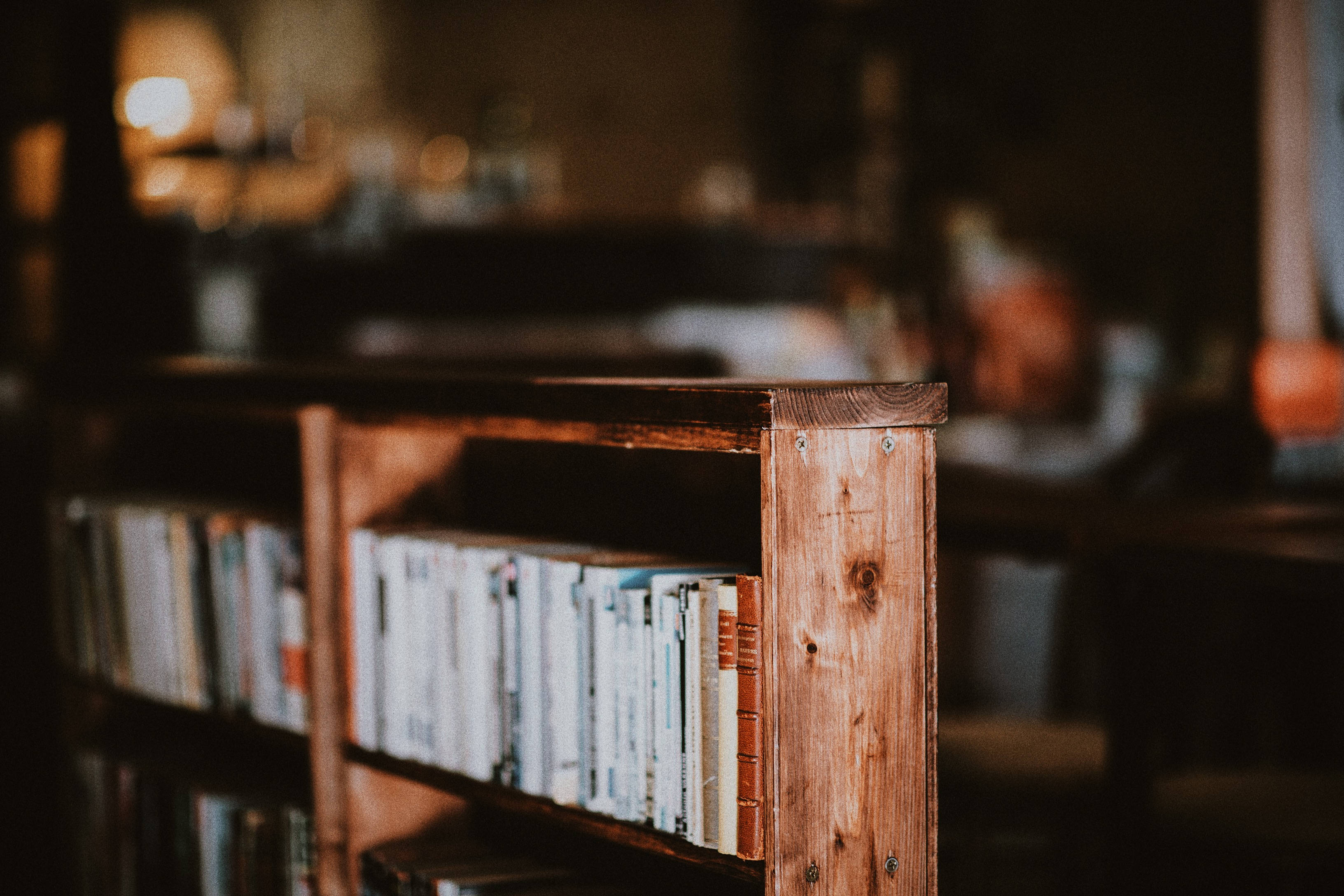 old wooden shelves, wooden bookshelf, books, 2K Desktop Wallpaper