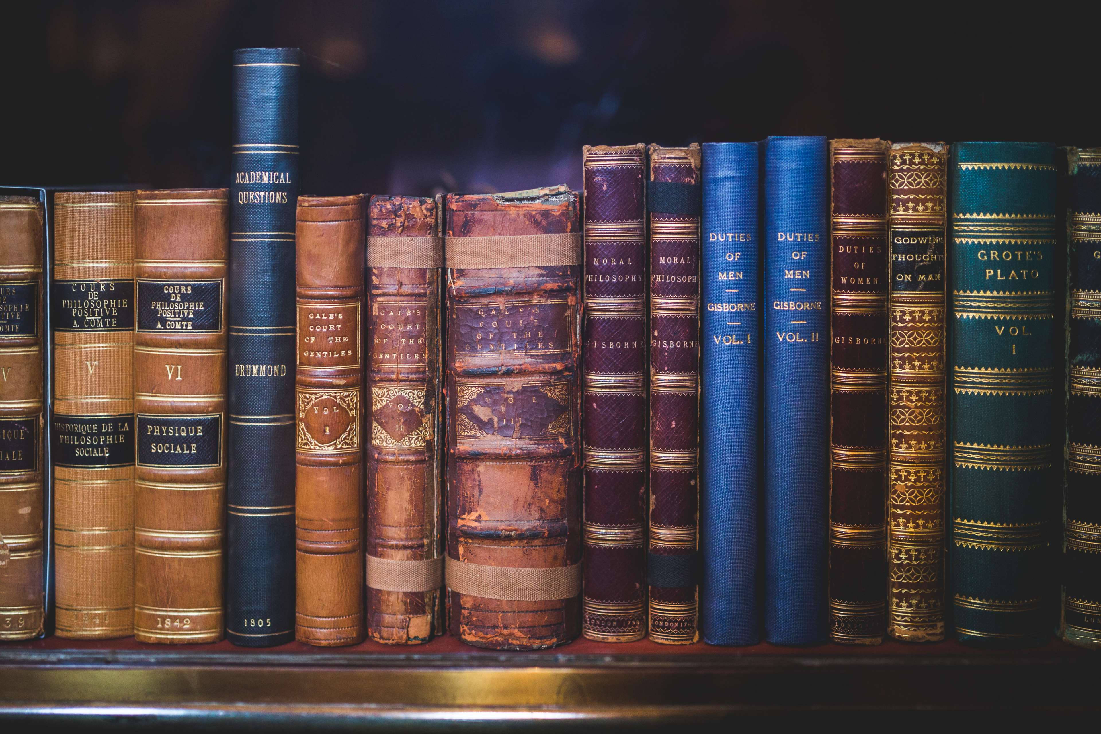 bookshelf, vintage leather and cloth-bound books, gold embossing, 4K Desktop Wallpaper