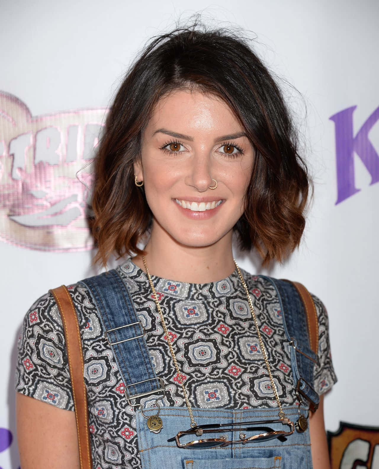 Shenae Grimes Beech, dark wavy bob hair, nose ring, HD Phone Wallpaper