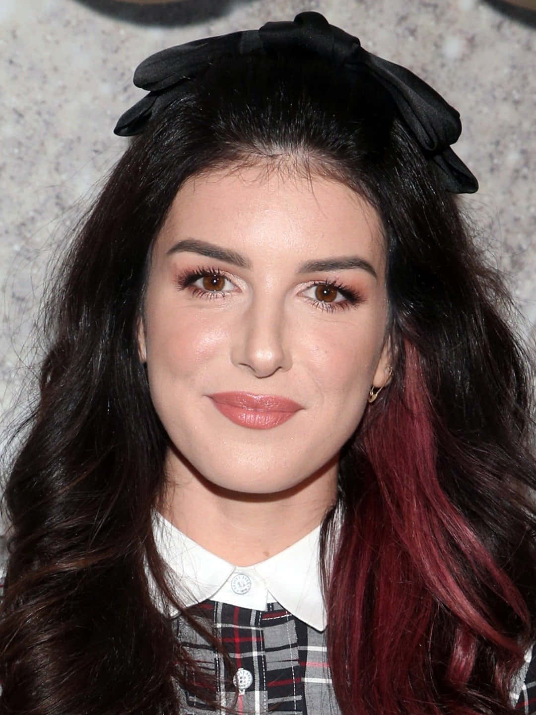 Shenae Grimes Beech, black bow headband, plaid shirt, HD Phone Wallpaper