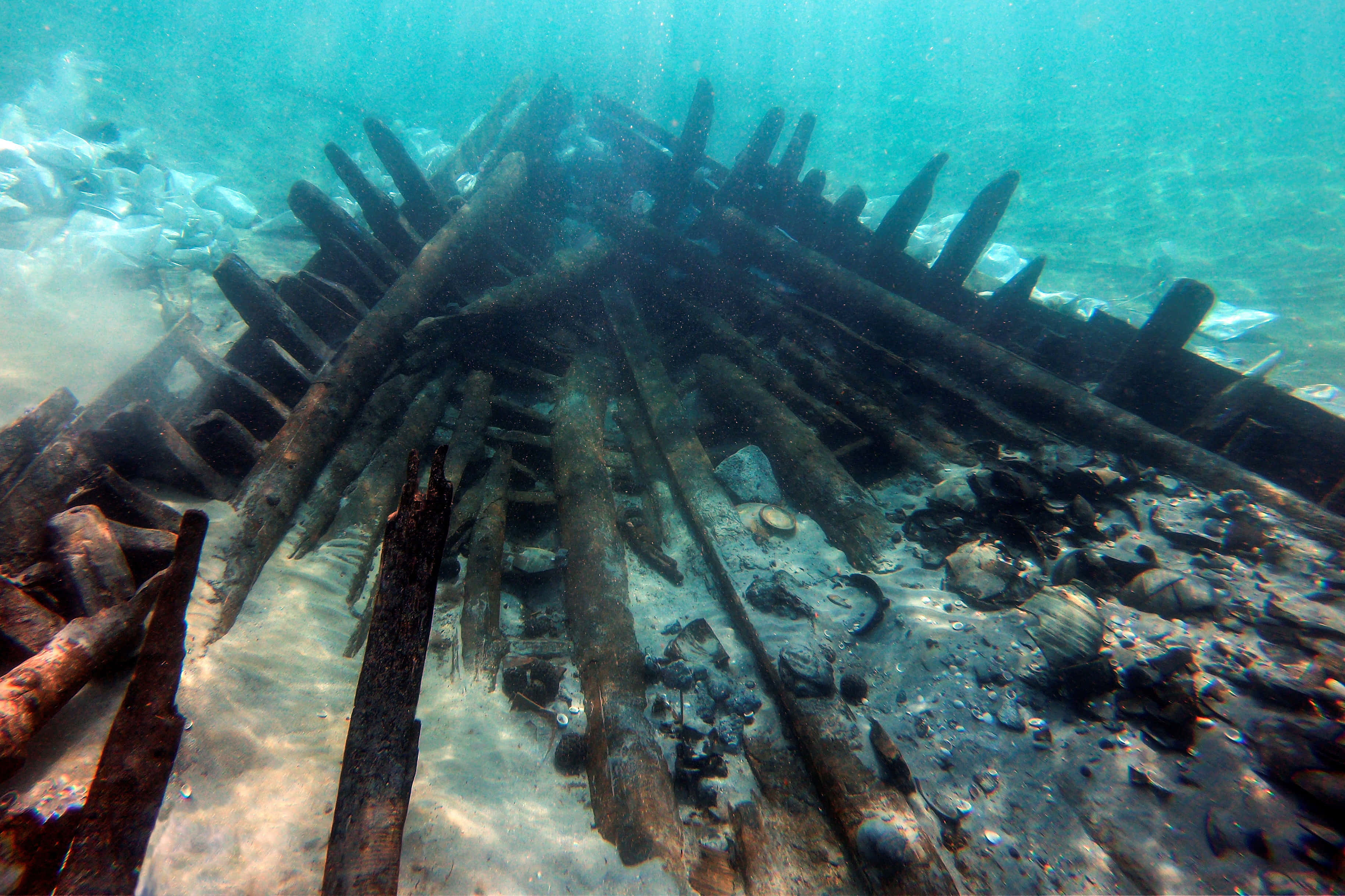 sunken ship, turquoise water, weathered wooden beams, 2K Desktop Wallpaper