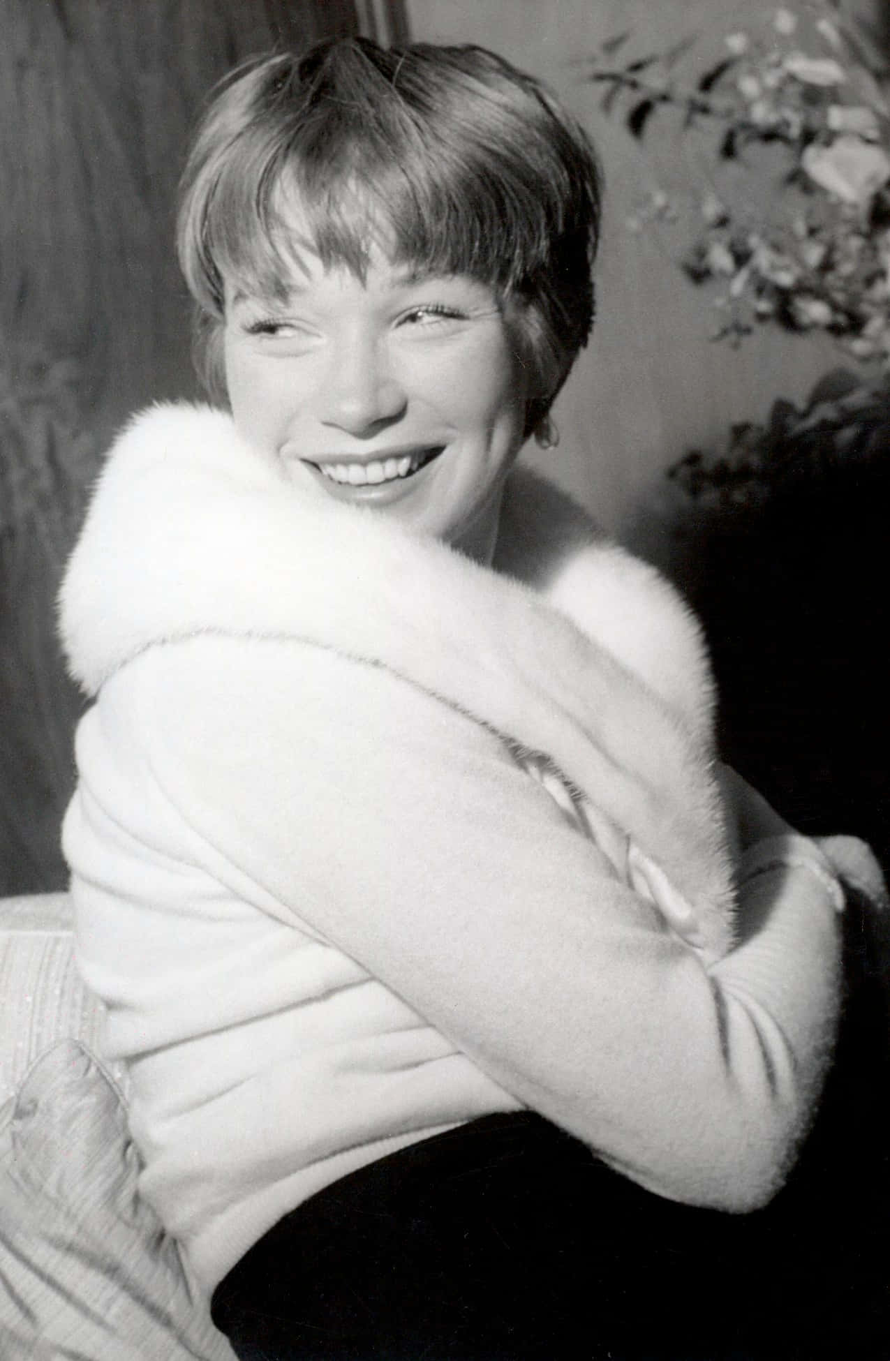 Shirley Maclaine, black and white portrait, short hair, Full HD Phone Wallpaper