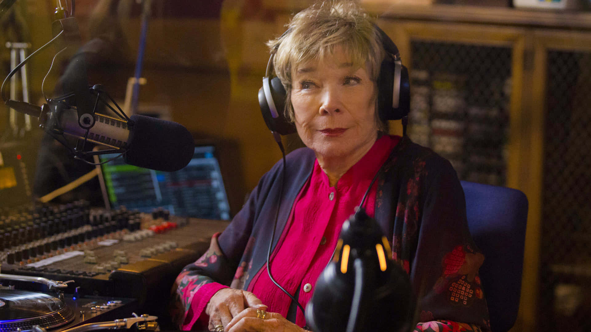 Shirley MacLaine, radio studio, headphones, Full HD Desktop Wallpaper