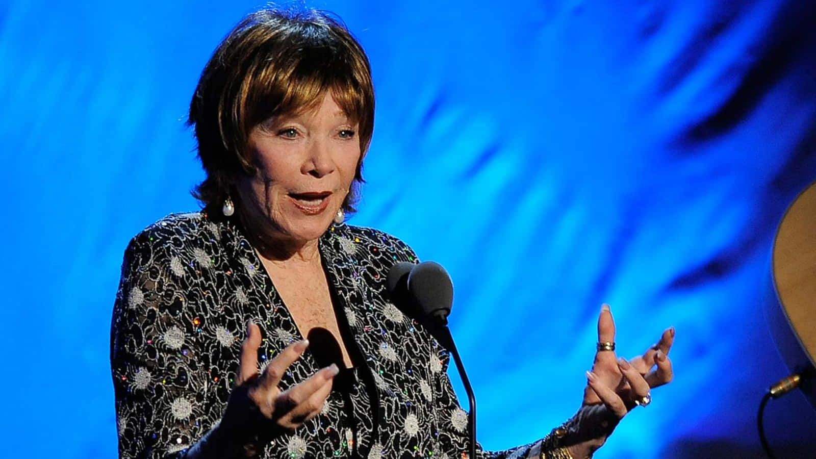 Shirley MacLaine, microphone, vibrant blue textured backdrop, HD Desktop Wallpaper