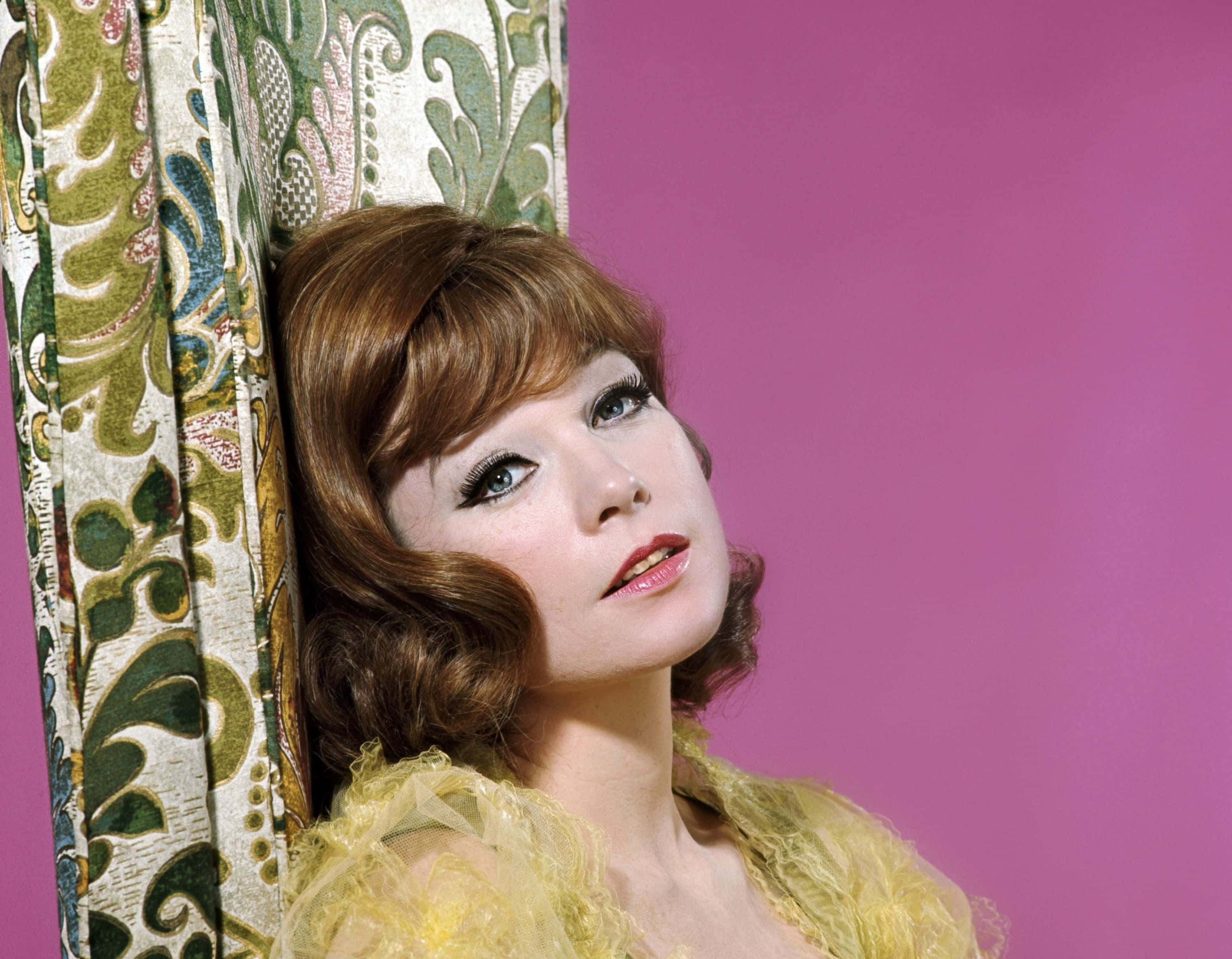 Shirley MacLaine, brown hair, bold makeup, 2K Desktop Wallpaper