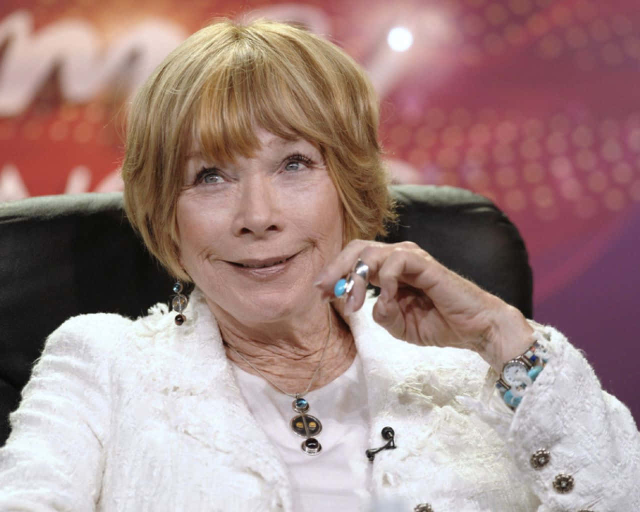 Shirley MacLaine, blonde hair, black chair, HD Desktop Wallpaper