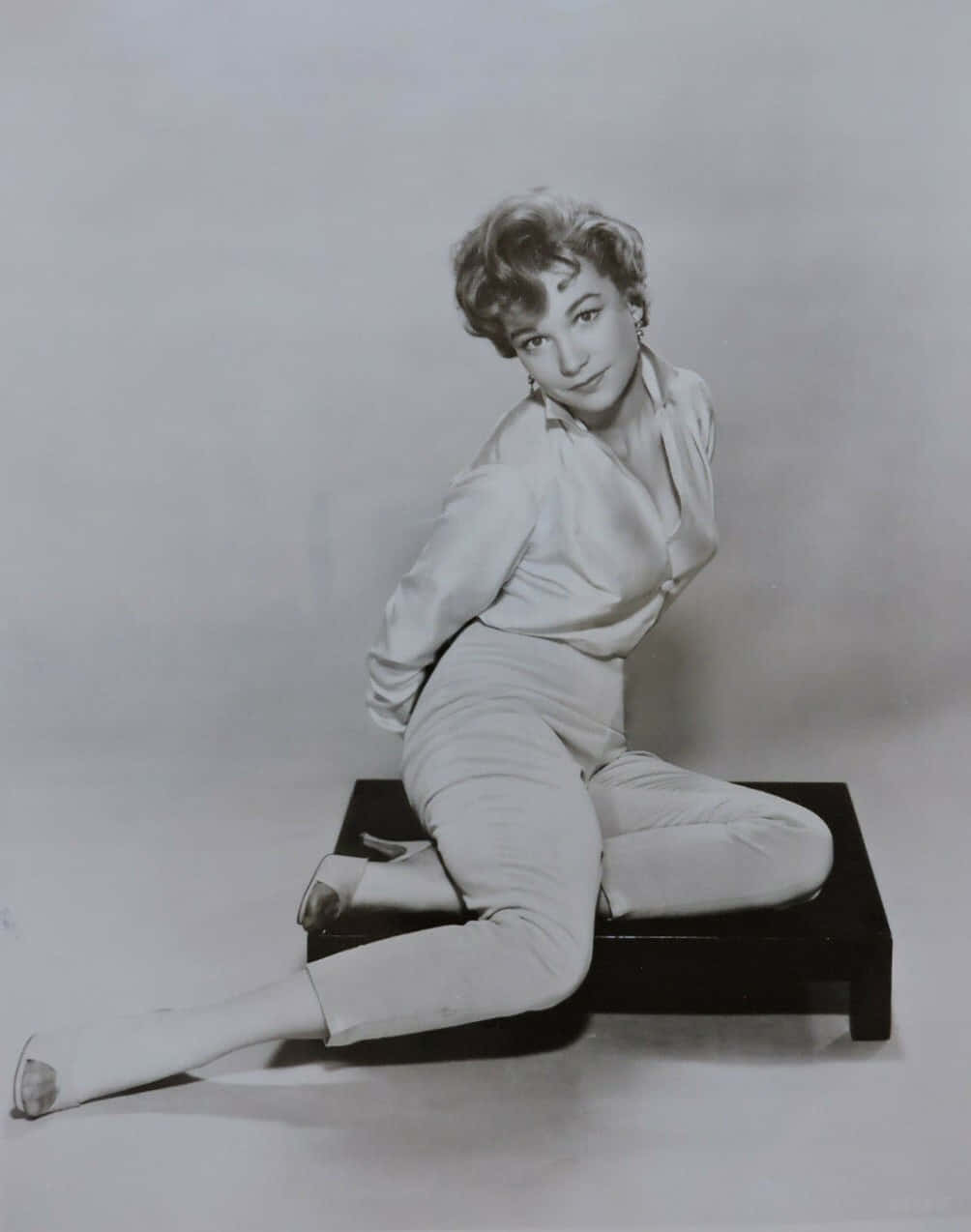 Shirley MacLaine, vintage black and white portrait, light attire, SD Phone Wallpaper