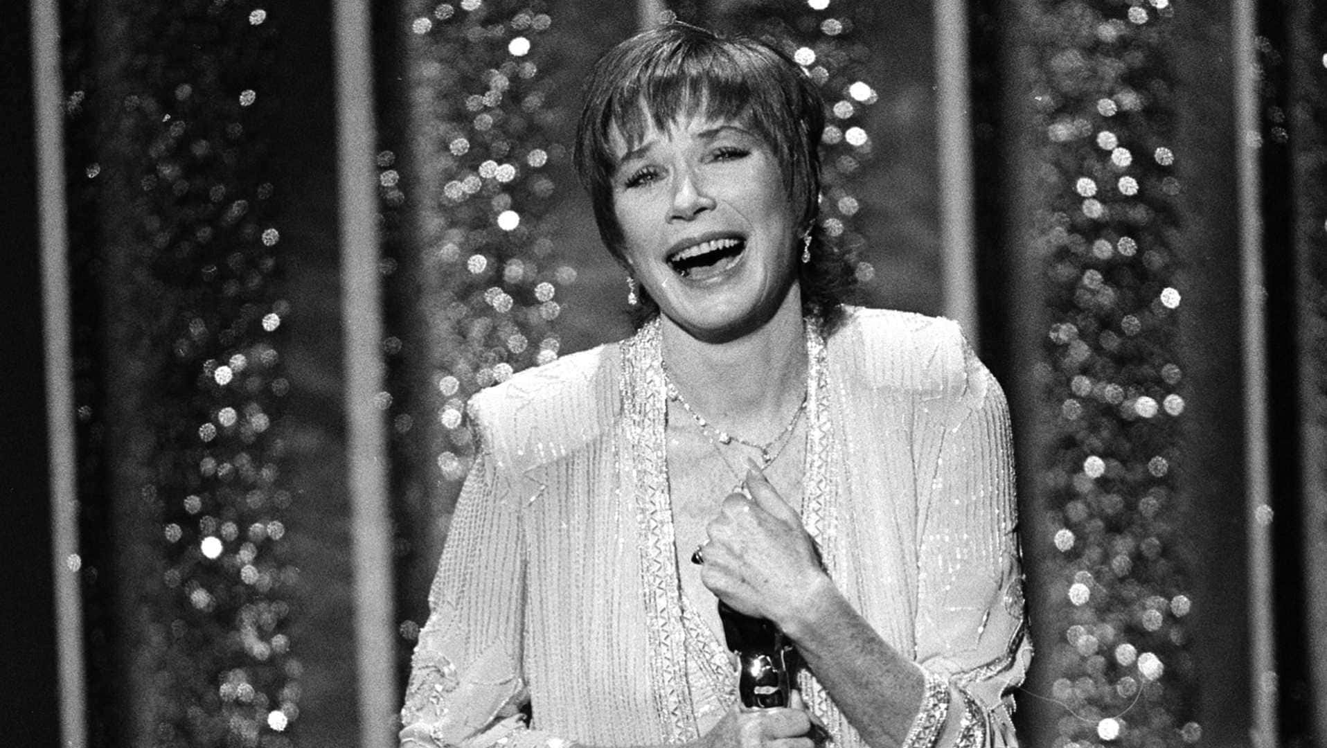 Shirley MacLaine, laughing, black and white, HD Desktop Wallpaper