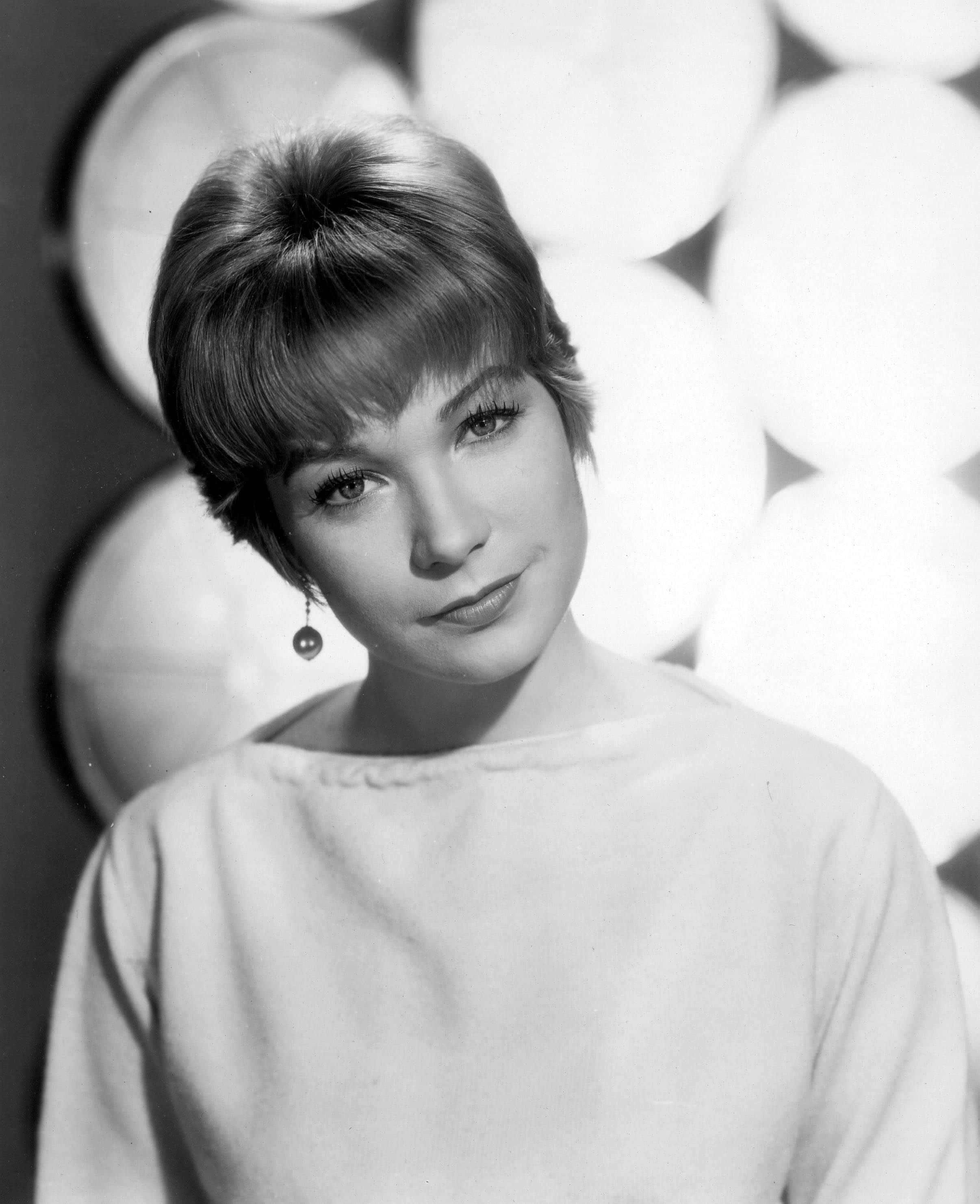 Shirley MacLaine, black and white, short bob haircut, 2K Phone Wallpaper