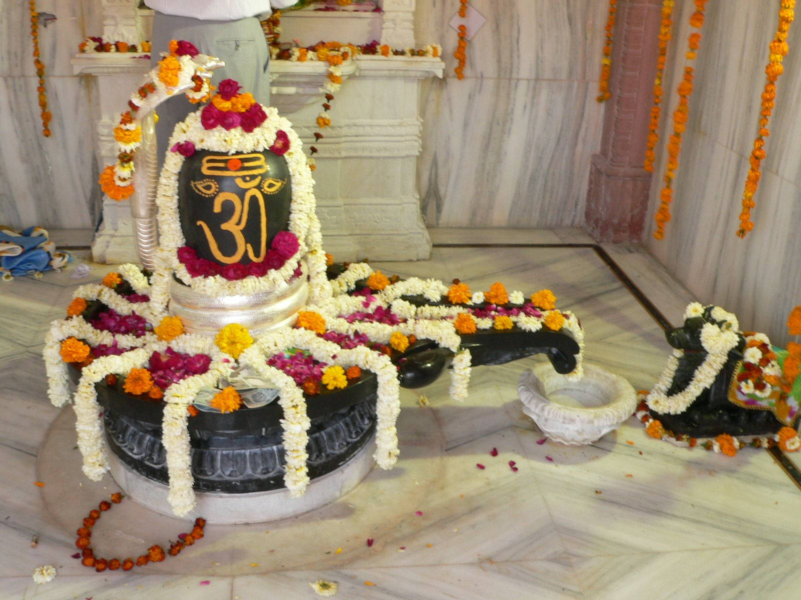 Shiva lingam, black, vibrant orange and white flower garlands, HD Desktop Wallpaper